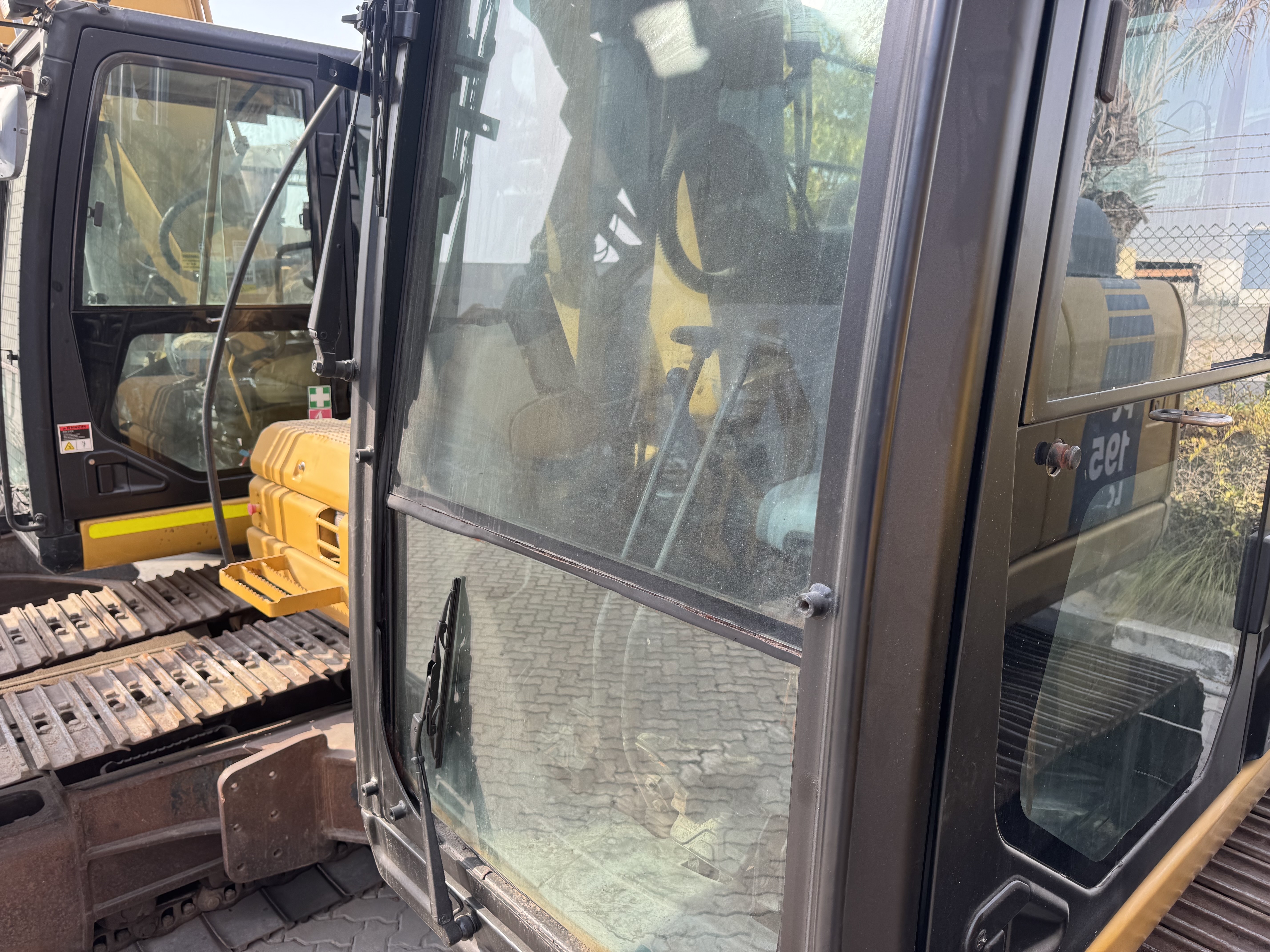 MDX-022-Cat-320DL-Medium-excavators-inspection-Safety-Glass-1