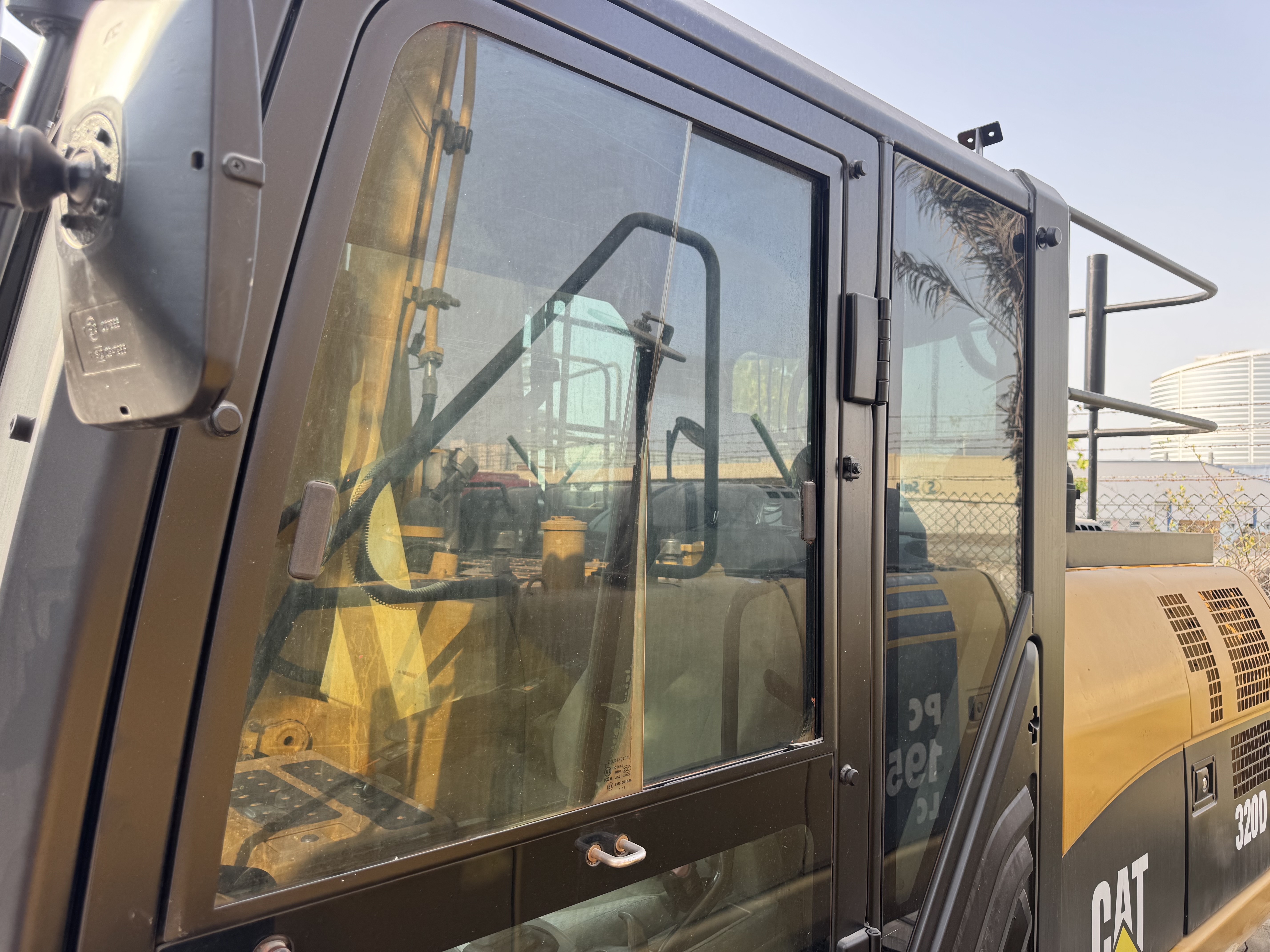 MDX-022-Cat-320DL-Medium-excavators-inspection-Safety-Glass-1