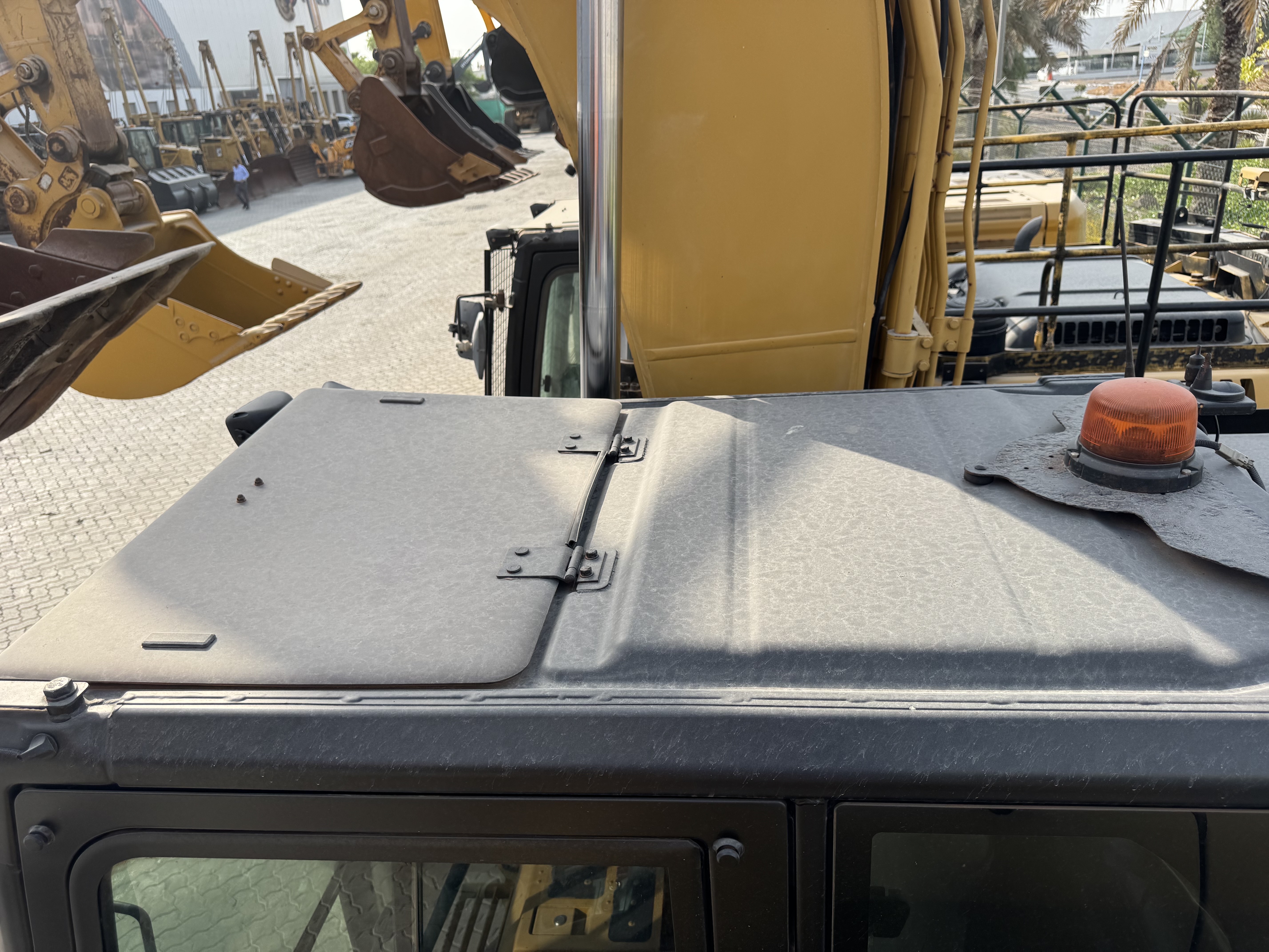 MDX-022-Cat-320DL-Medium-excavators-inspection-Safety-Rollover-protective-structure-(ROPS-/-FOPS)-1