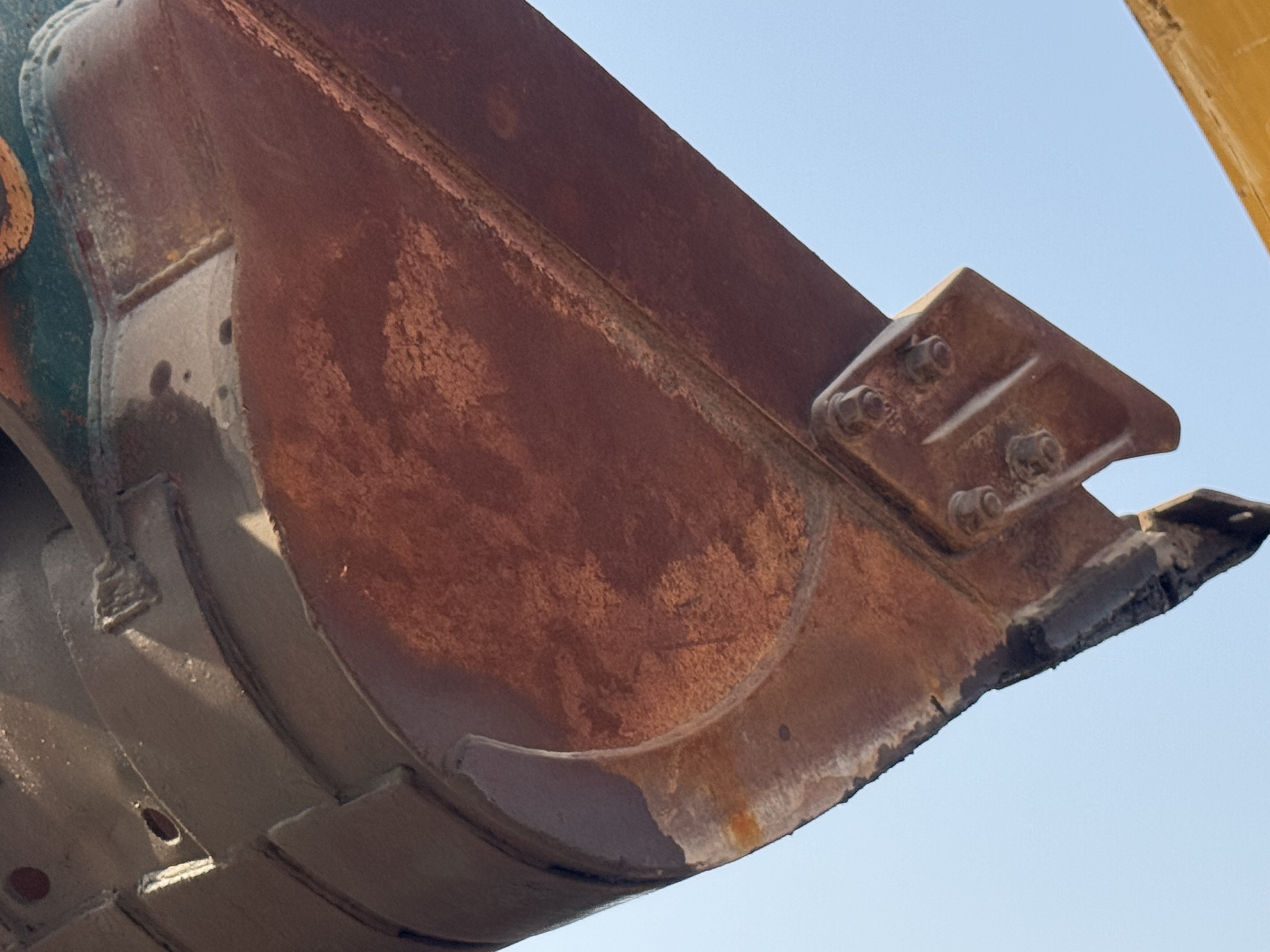 MDX-022-Cat-320DL-Medium-excavators-inspection-Attachment-Excavator-bucket-1