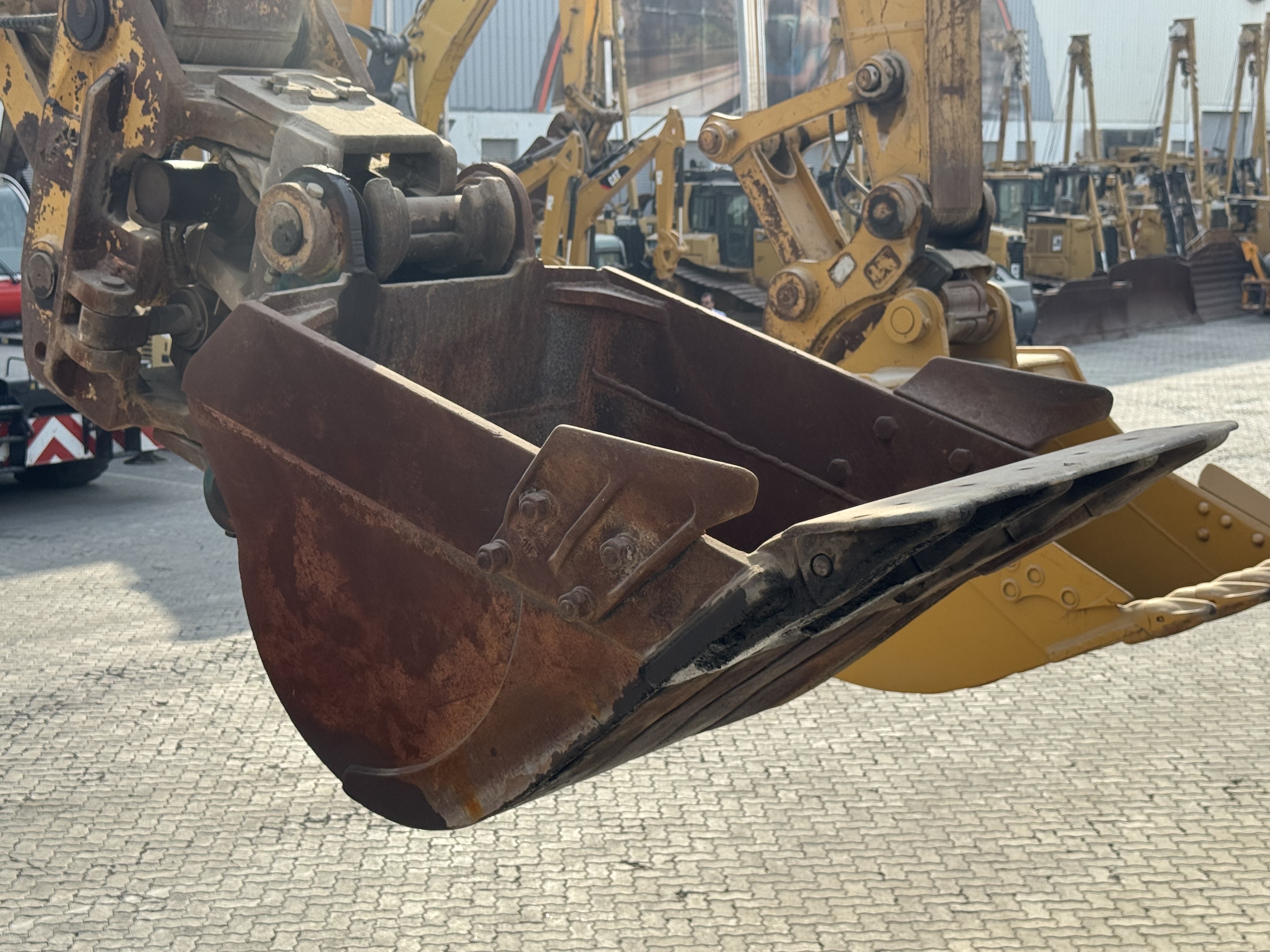 MDX-022-Cat-320DL-Medium-excavators-inspection-Attachment-Excavator-bucket-1