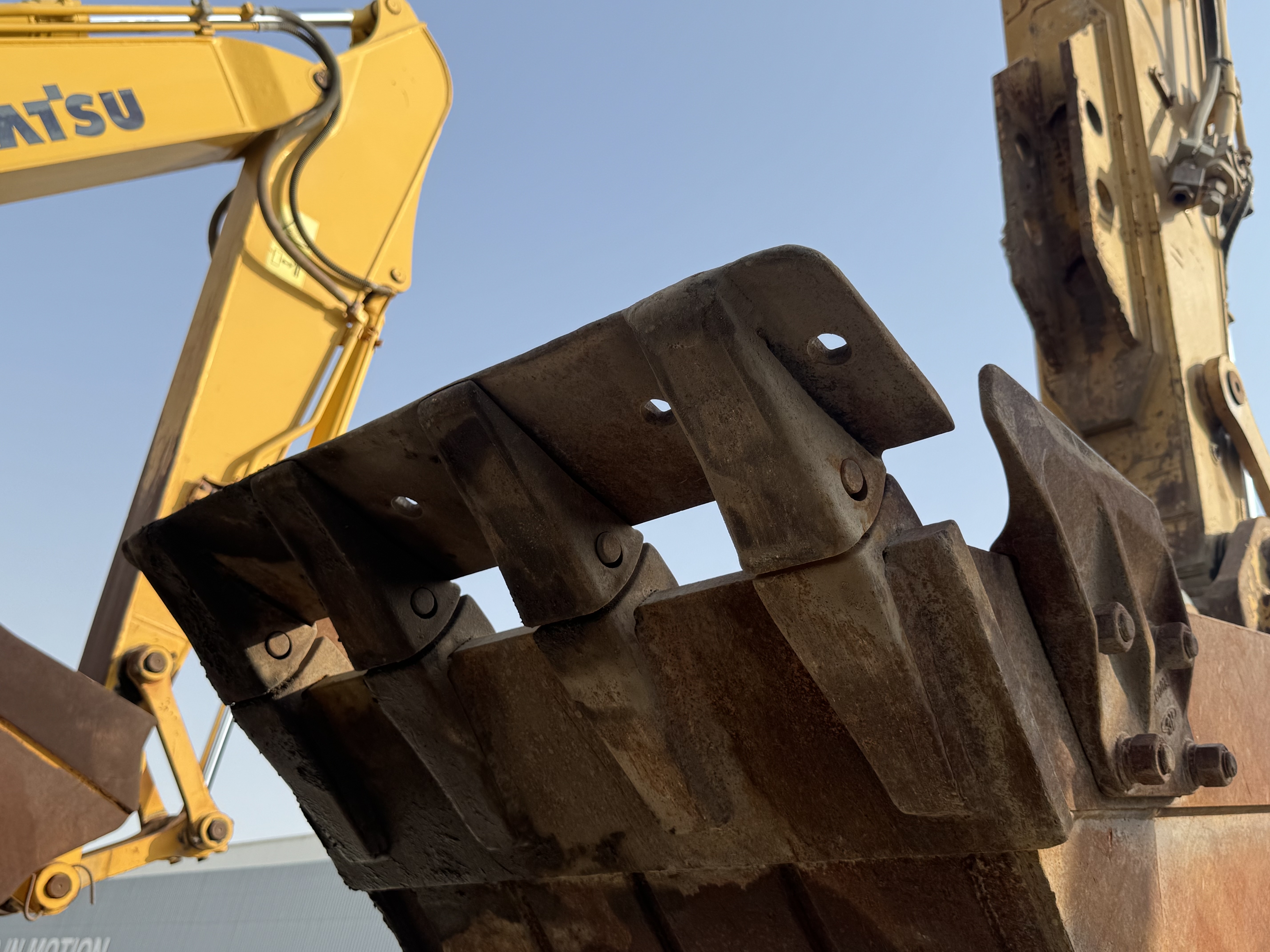 MDX-022-Cat-320DL-Medium-excavators-inspection-Attachment-Excavator-bucket-teeth-condition-1