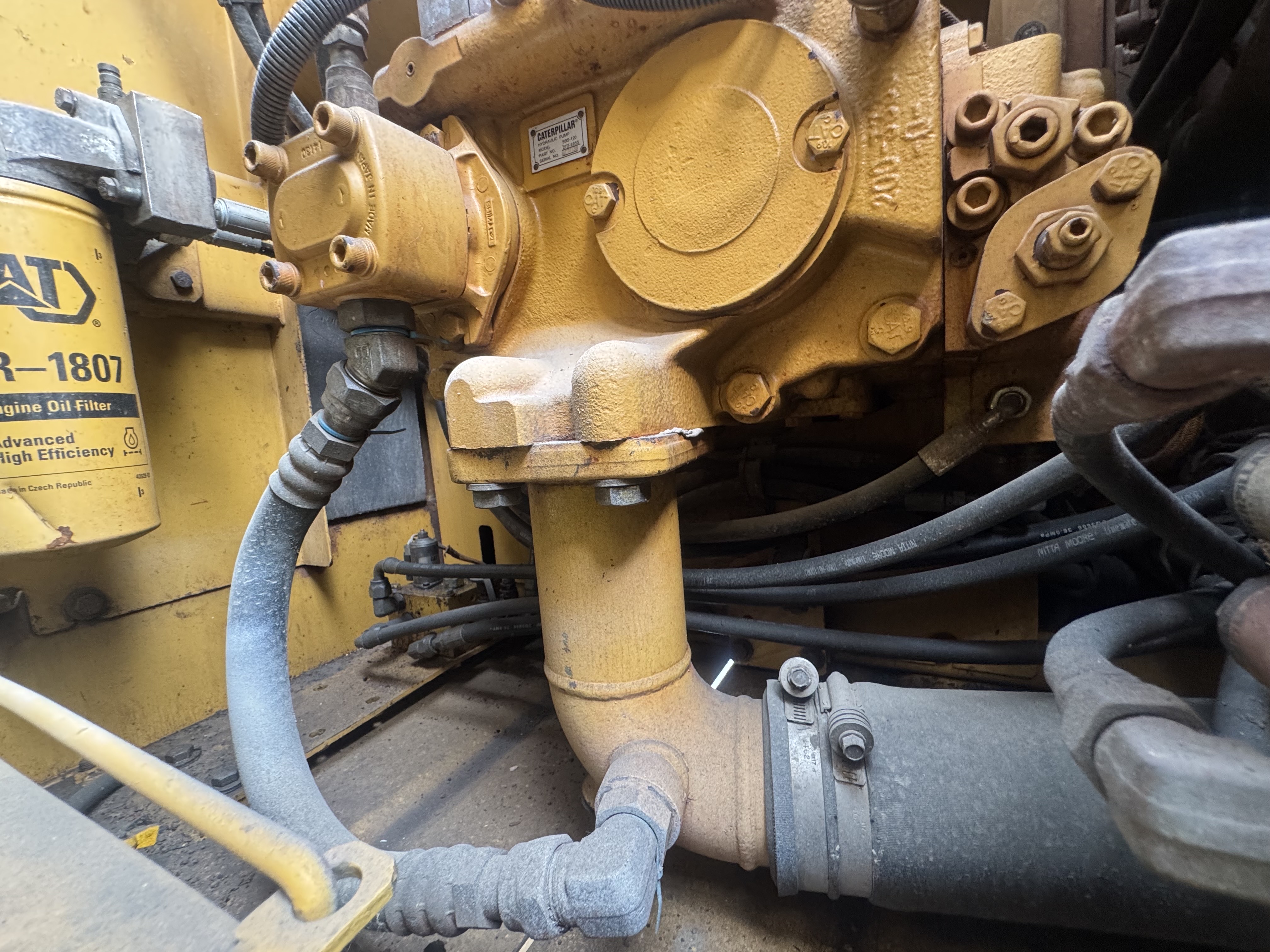 MDX-022-Cat-320DL-Medium-excavators-inspection-Hydraulics-Hydraulic-pump-1