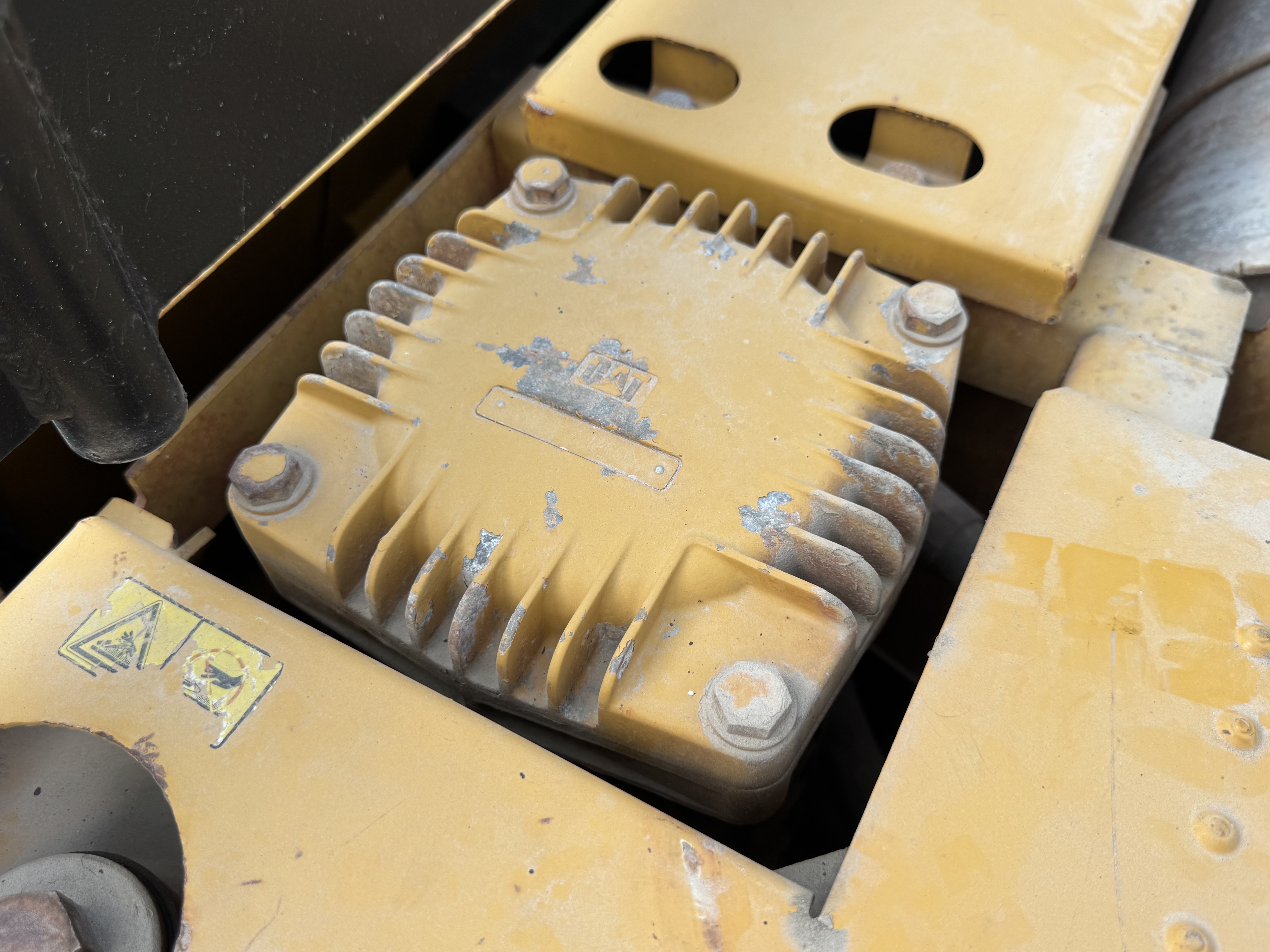 MDX-022-Cat-320DL-Medium-excavators-inspection-Hydraulics-Hydraulic-Tank-1