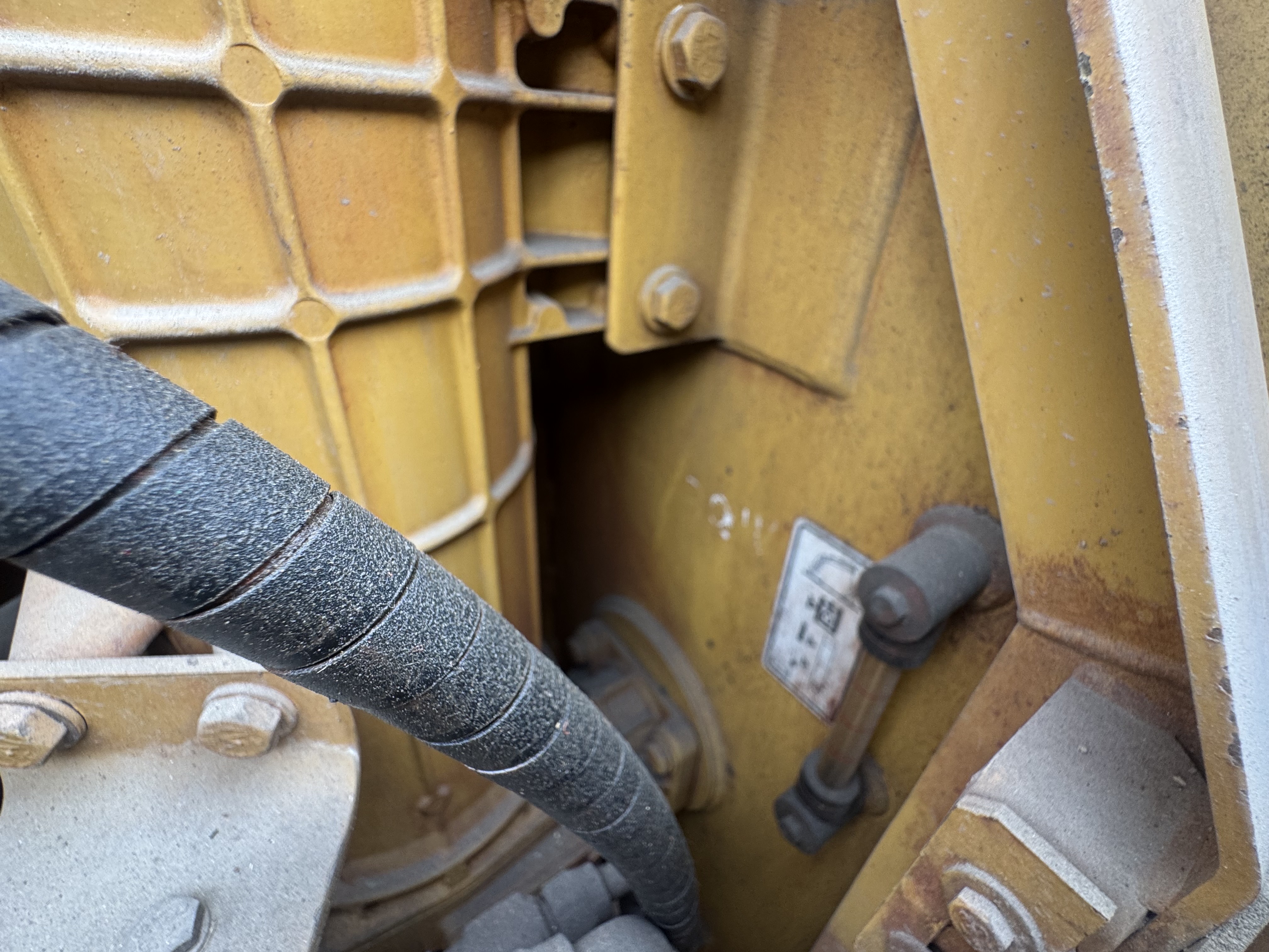 MDX-022-Cat-320DL-Medium-excavators-inspection-Hydraulics-Hydraulic-Tank-1