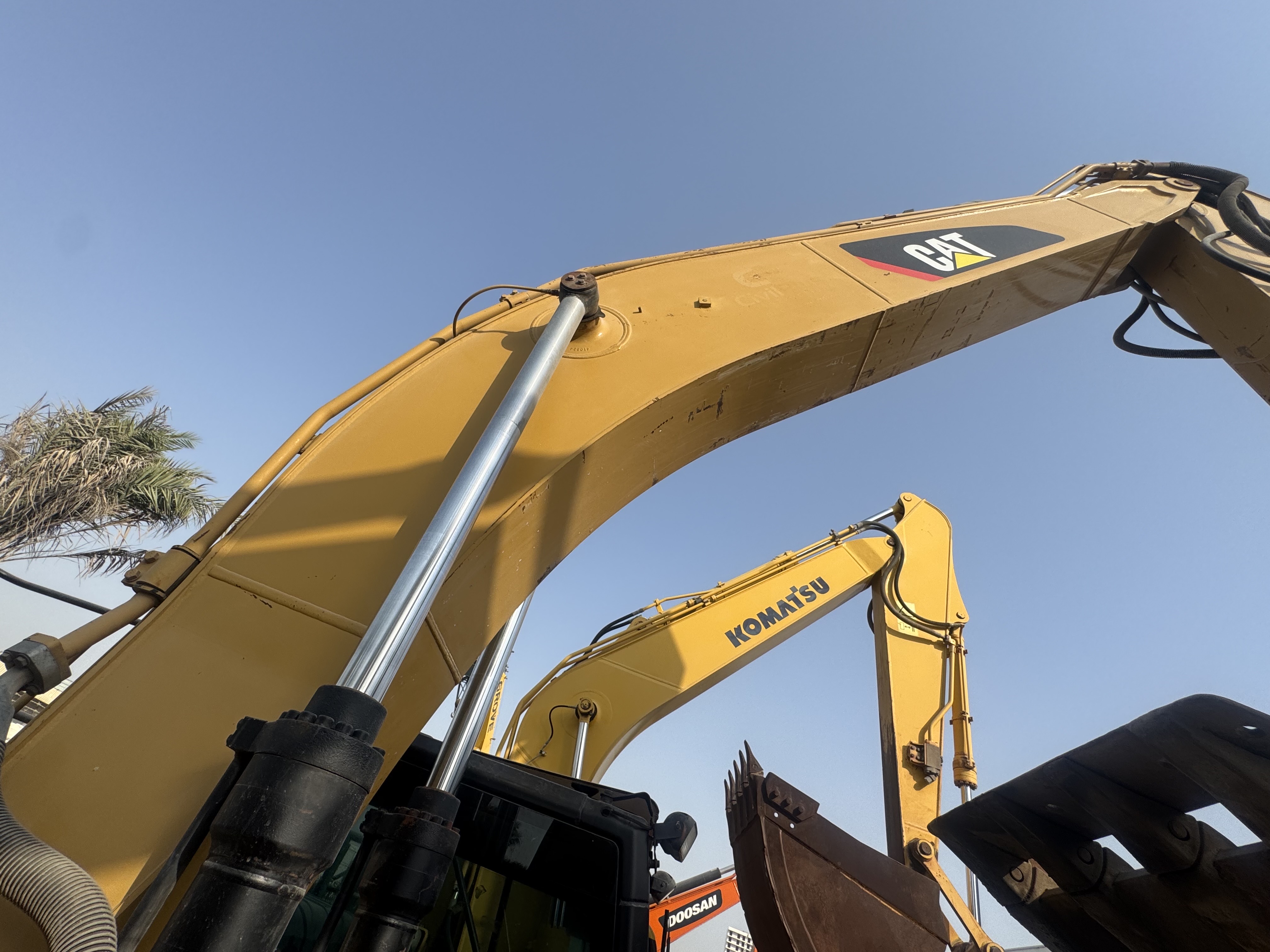 MDX-022-Cat-320DL-Medium-excavators-inspection-Hydraulics-Boom-lift-cylinder-1