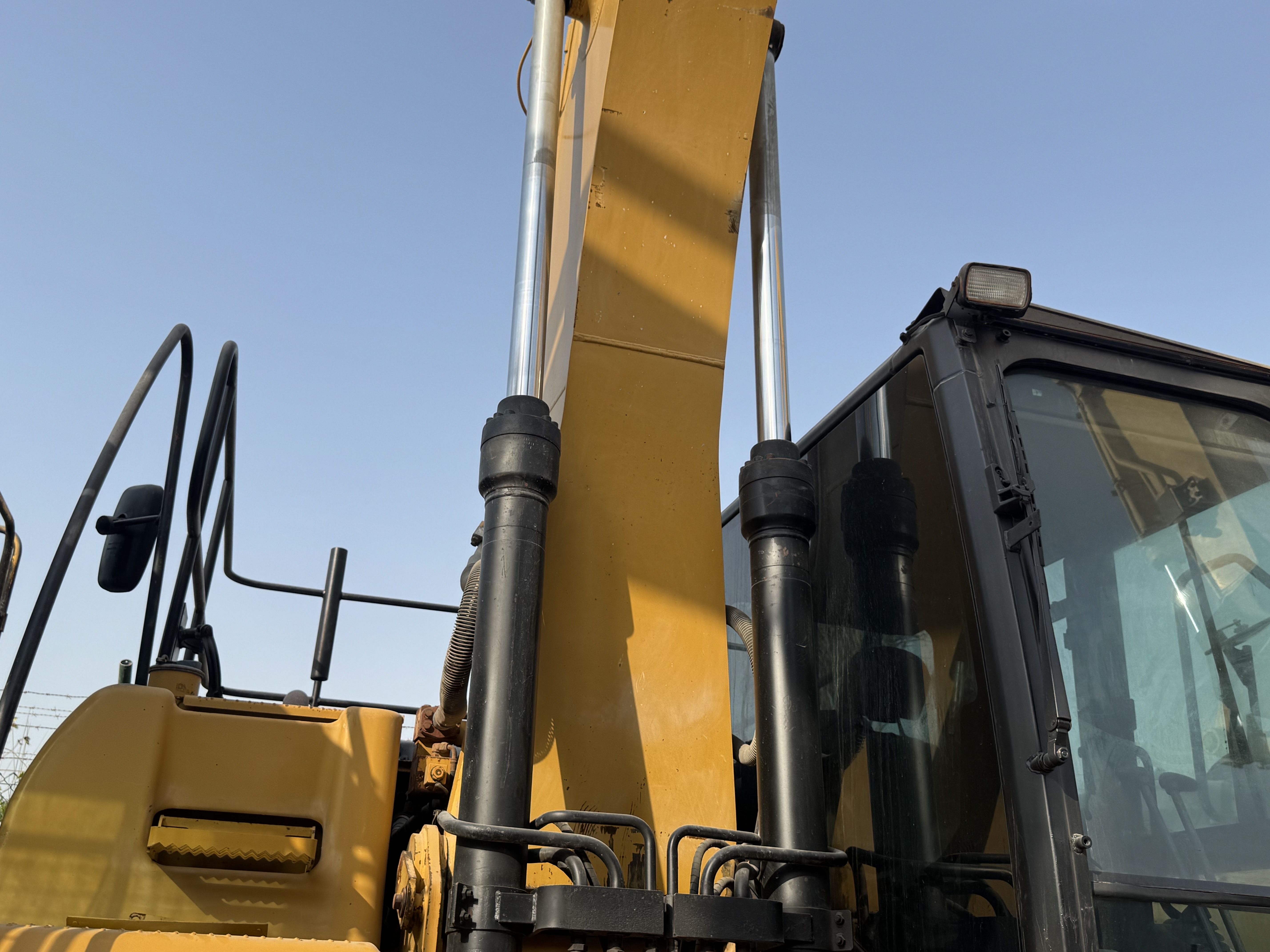 MDX-022-Cat-320DL-Medium-excavators-inspection-Hydraulics-Boom-lift-cylinder-1