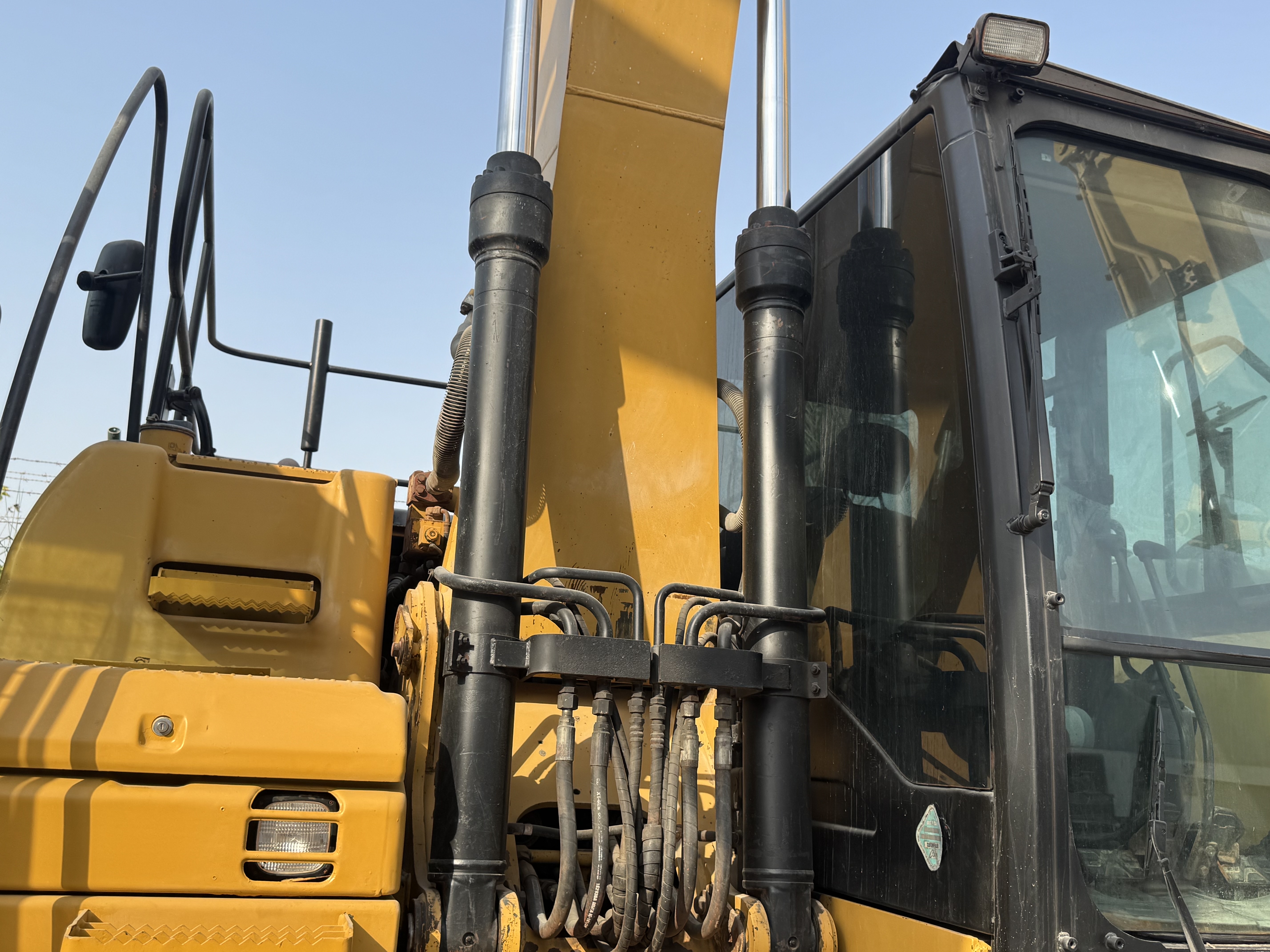 MDX-022-Cat-320DL-Medium-excavators-inspection-Hydraulics-Boom-lift-cylinder-1