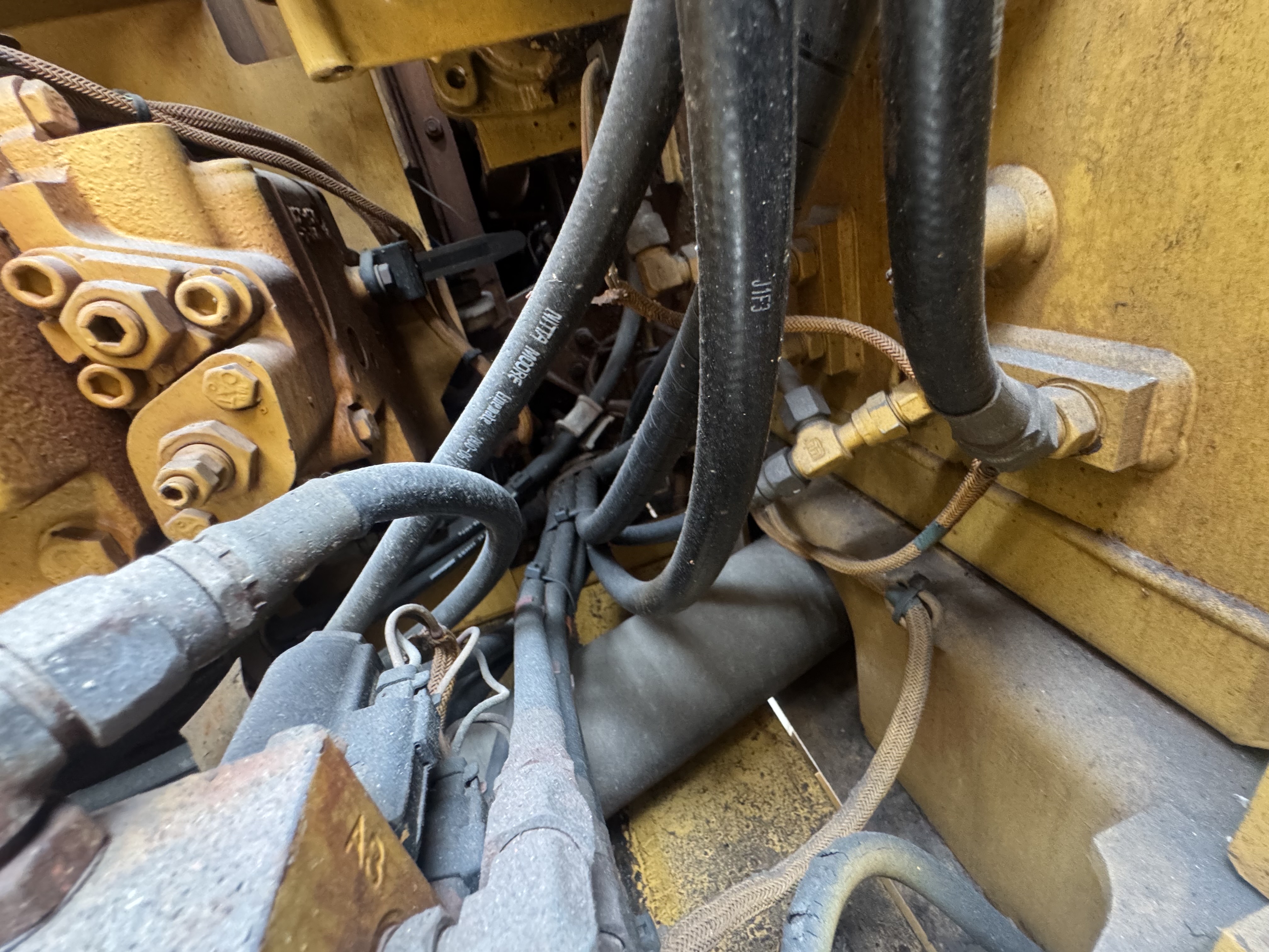 MDX-022-Cat-320DL-Medium-excavators-inspection-Hydraulics-Hydraulic-hoses-and-lines-1