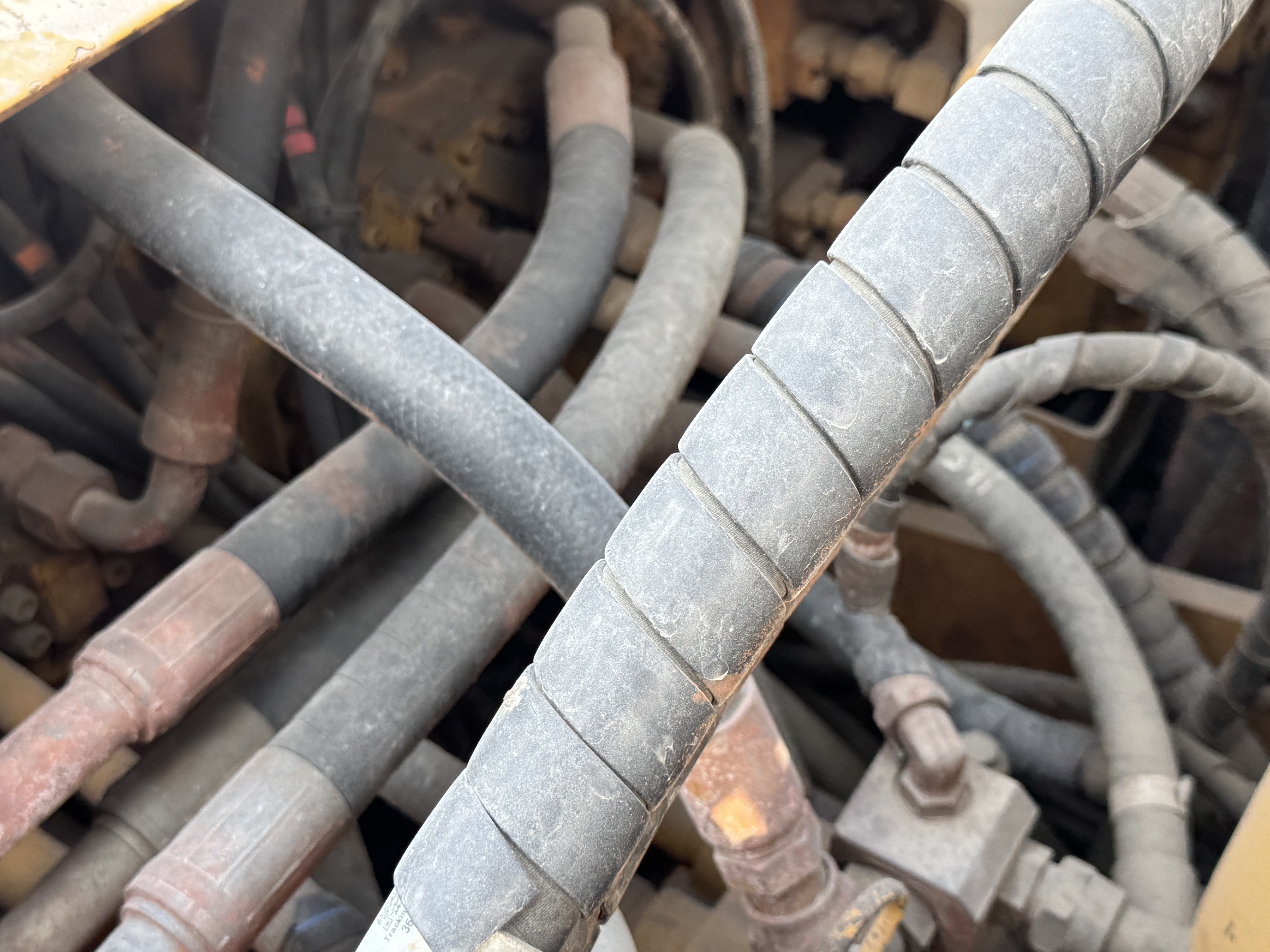 MDX-022-Cat-320DL-Medium-excavators-inspection-Hydraulics-Hydraulic-hoses-and-lines-1