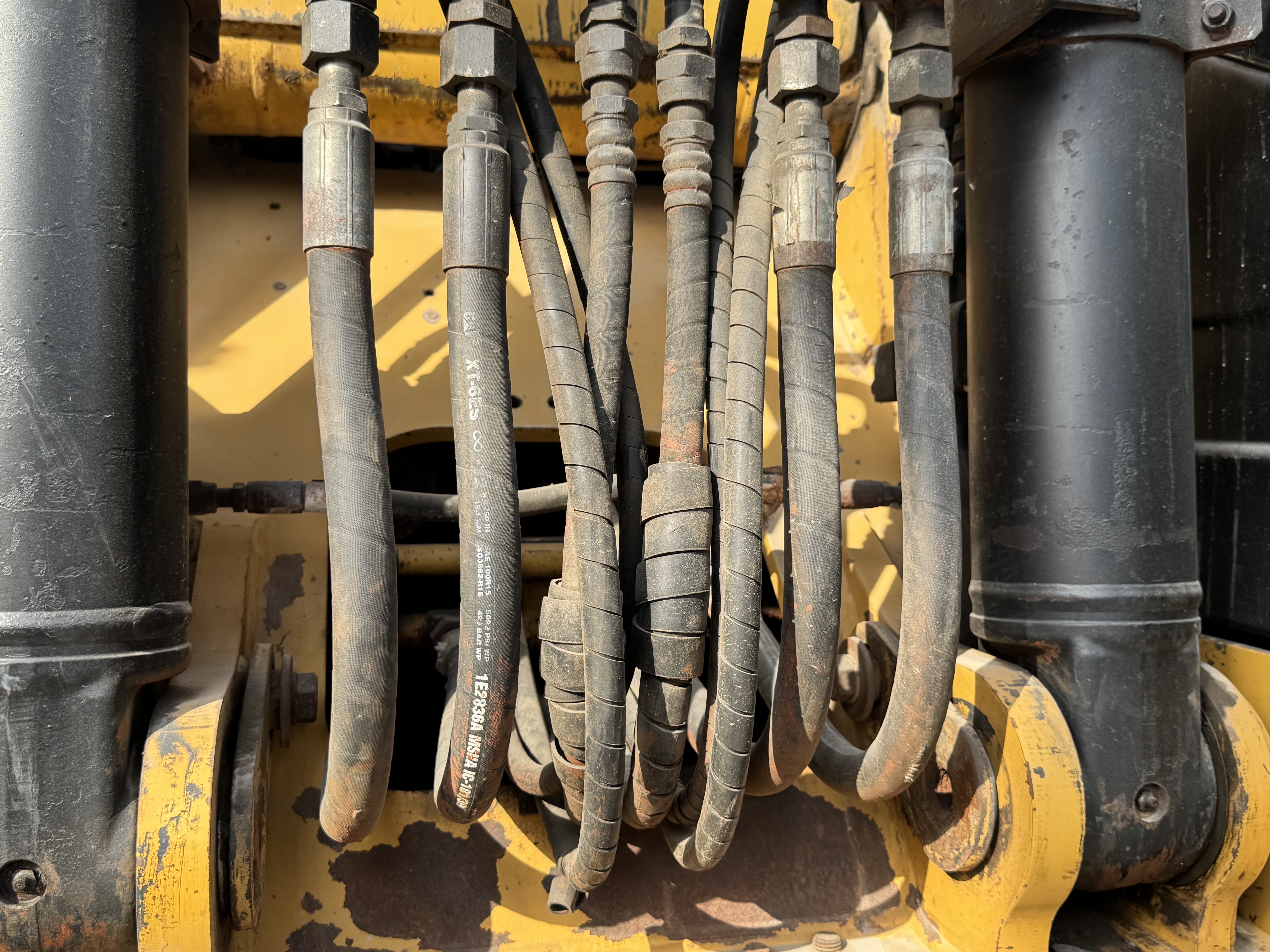 MDX-022-Cat-320DL-Medium-excavators-inspection-Hydraulics-Hydraulic-hoses-and-lines-1