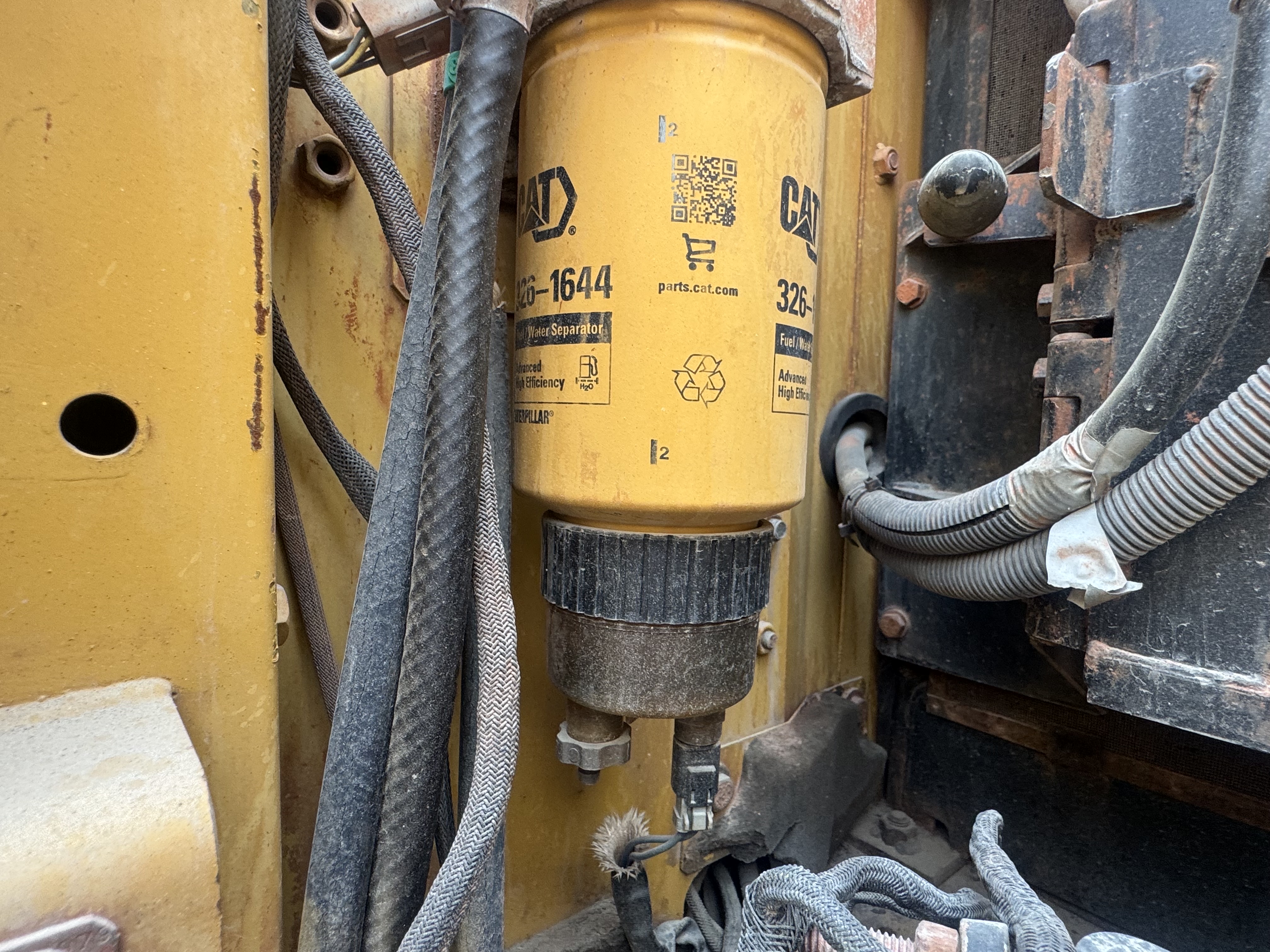MDX-022-Cat-320DL-Medium-excavators-inspection-Engine-Fuel-leaks-3
