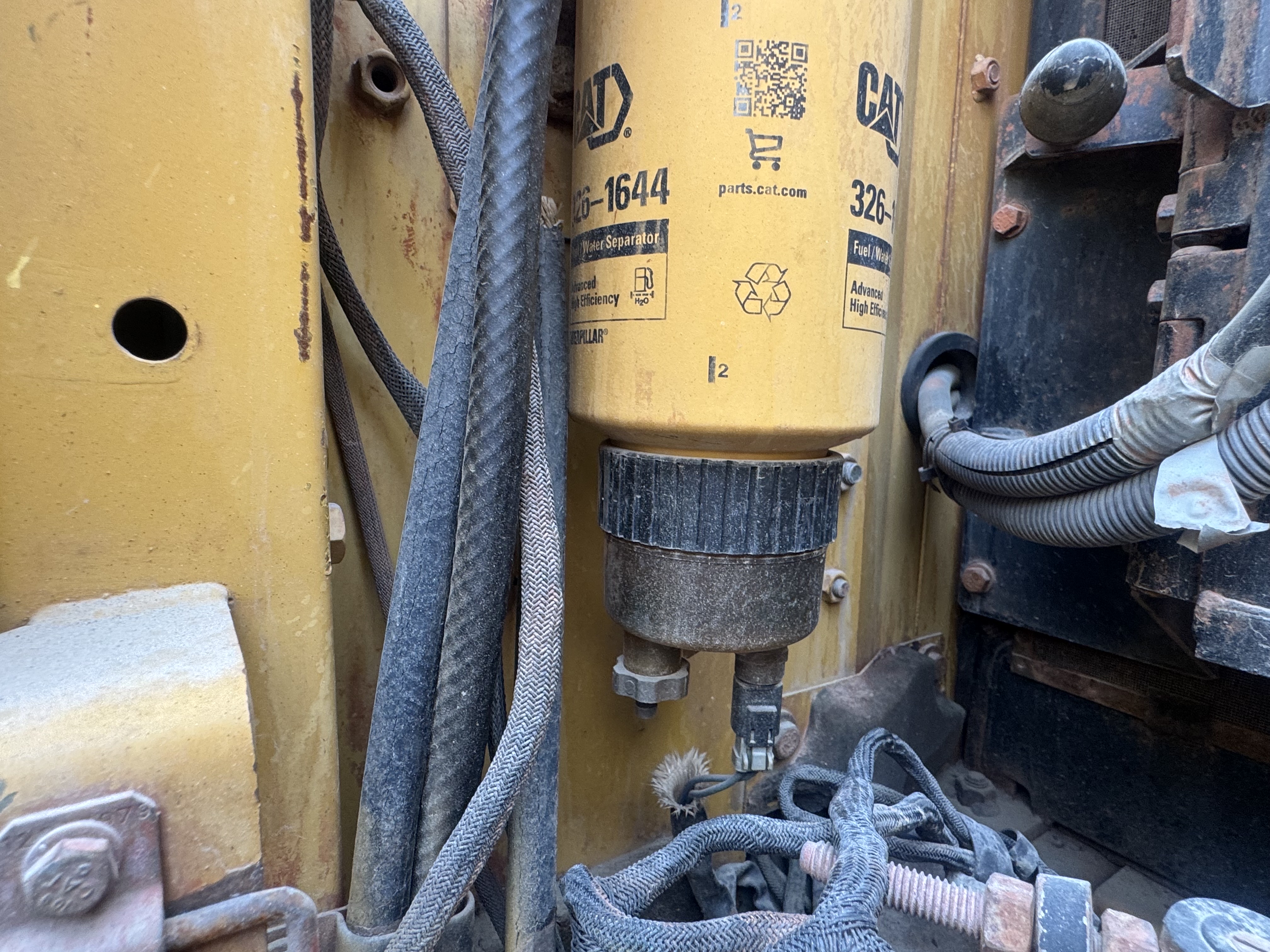MDX-022-Cat-320DL-Medium-excavators-inspection-Engine-Fuel-leaks-3