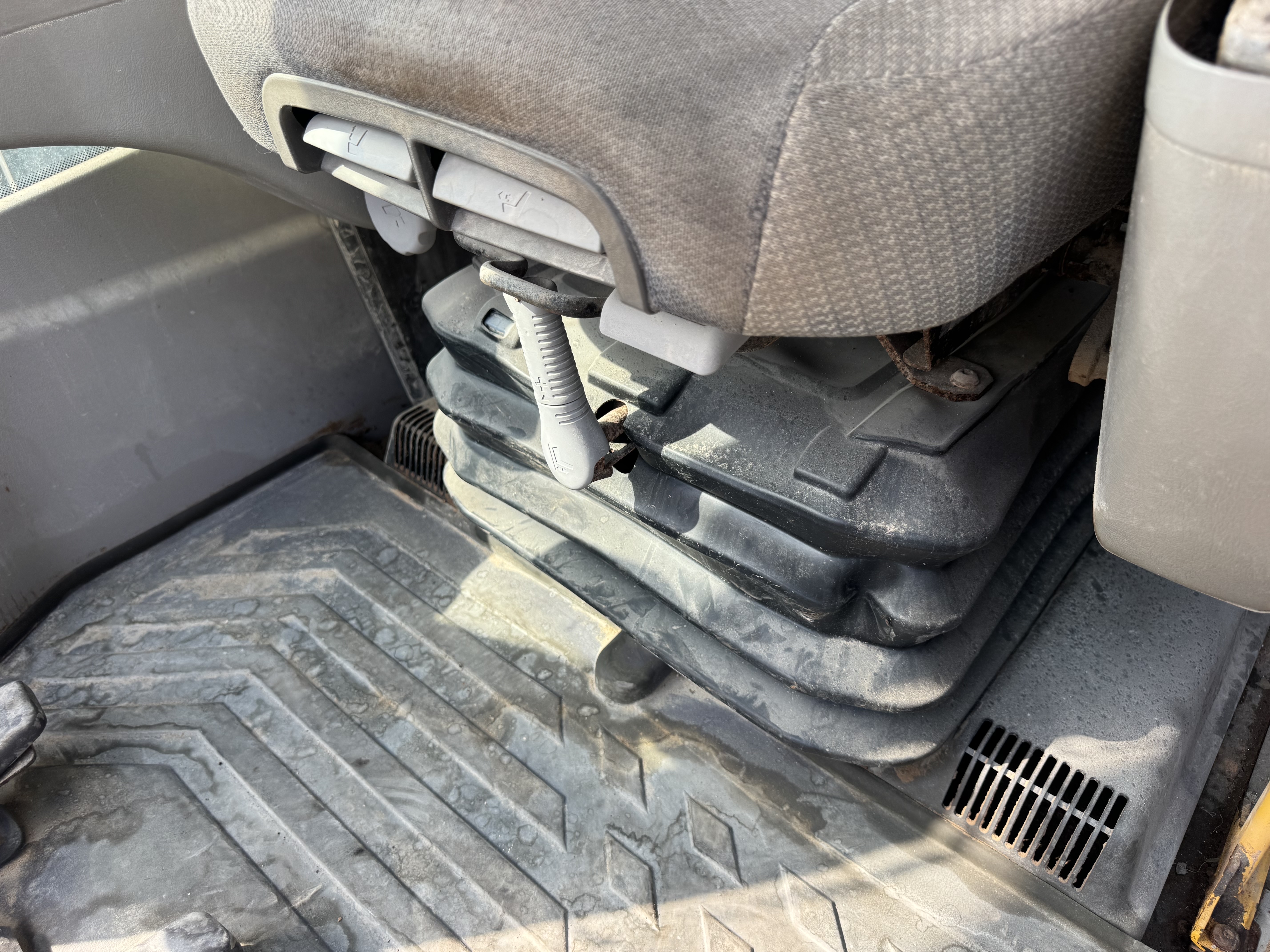 LEX-008-Volvo-EC480DL-Large-excavators-inspection-Cabin-Seats/armrests-1