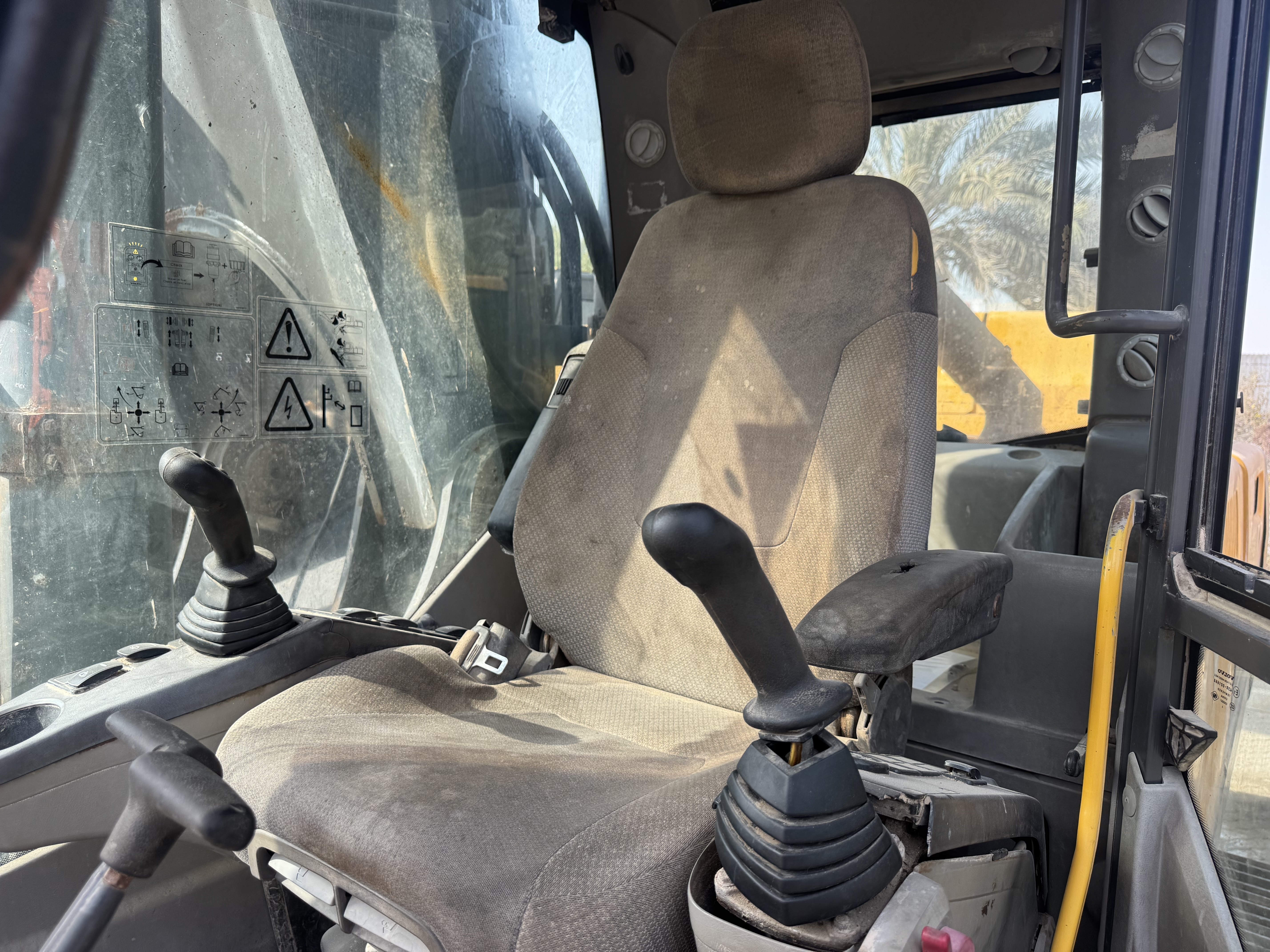 LEX-008-Volvo-EC480DL-Large-excavators-inspection-Cabin-Seats/armrests-1