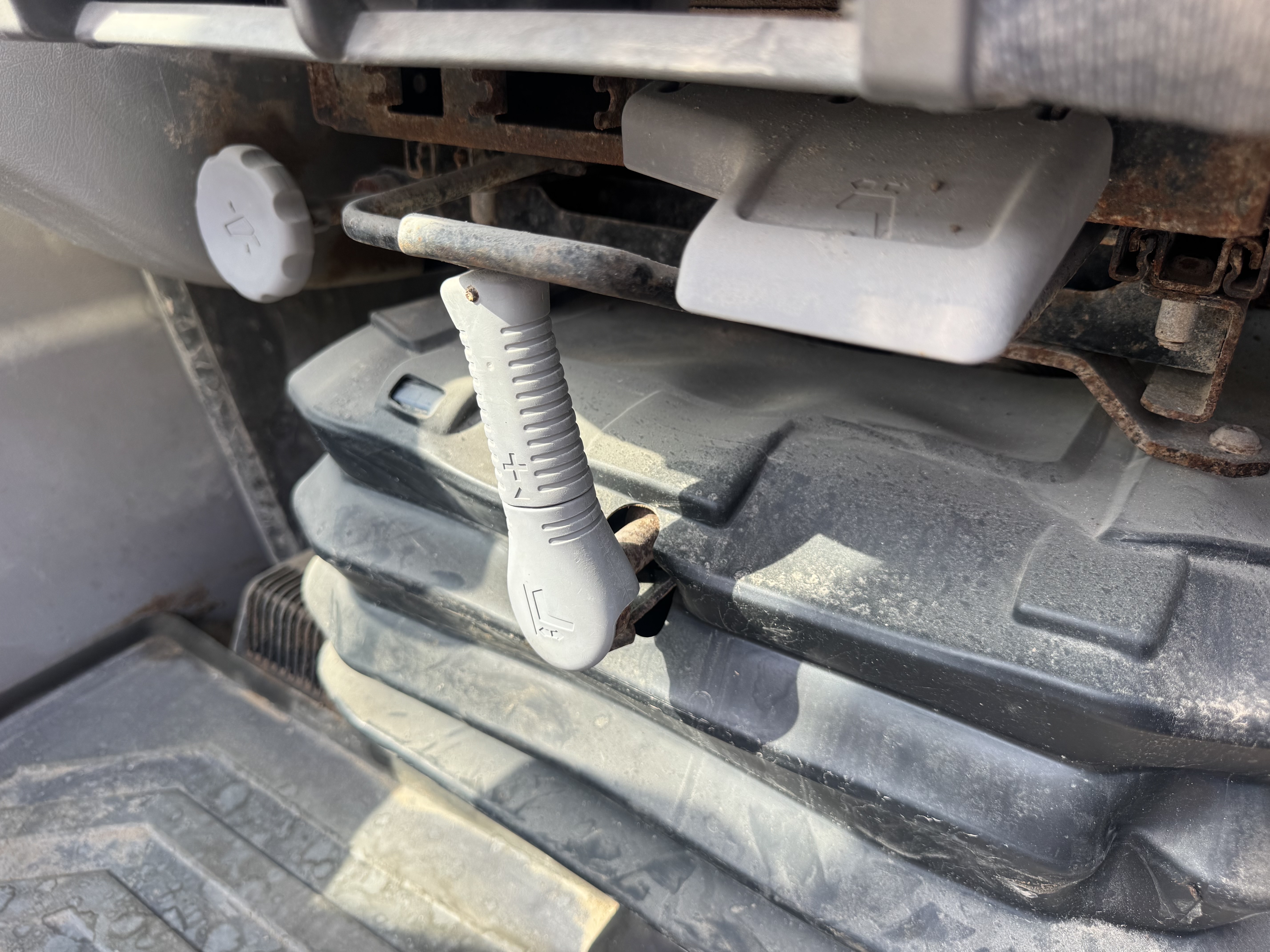LEX-008-Volvo-EC480DL-Large-excavators-inspection-Cabin-Seats/armrests-1