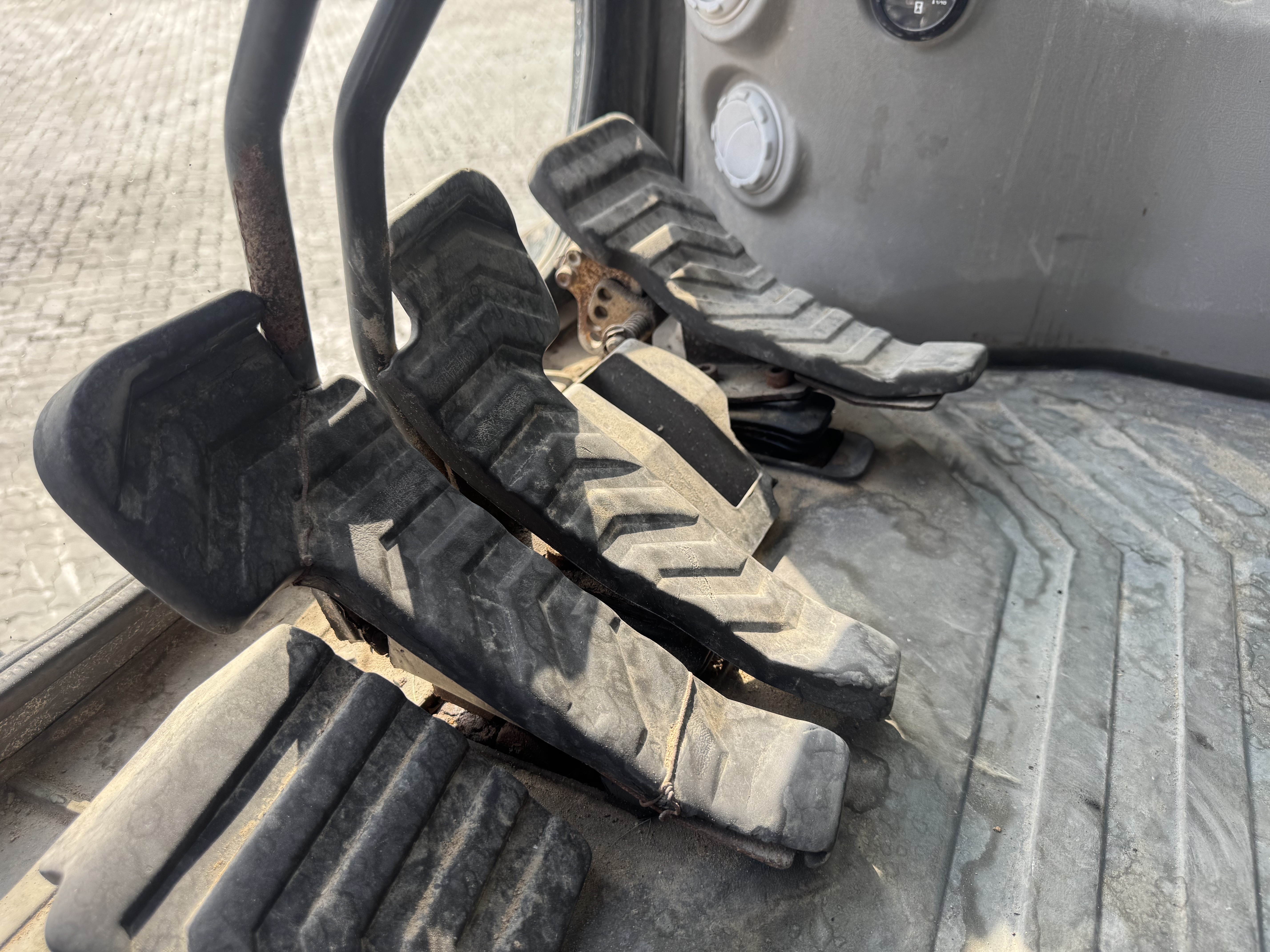 LEX-008-Volvo-EC480DL-Large-excavators-inspection-Cabin-Pedals-1
