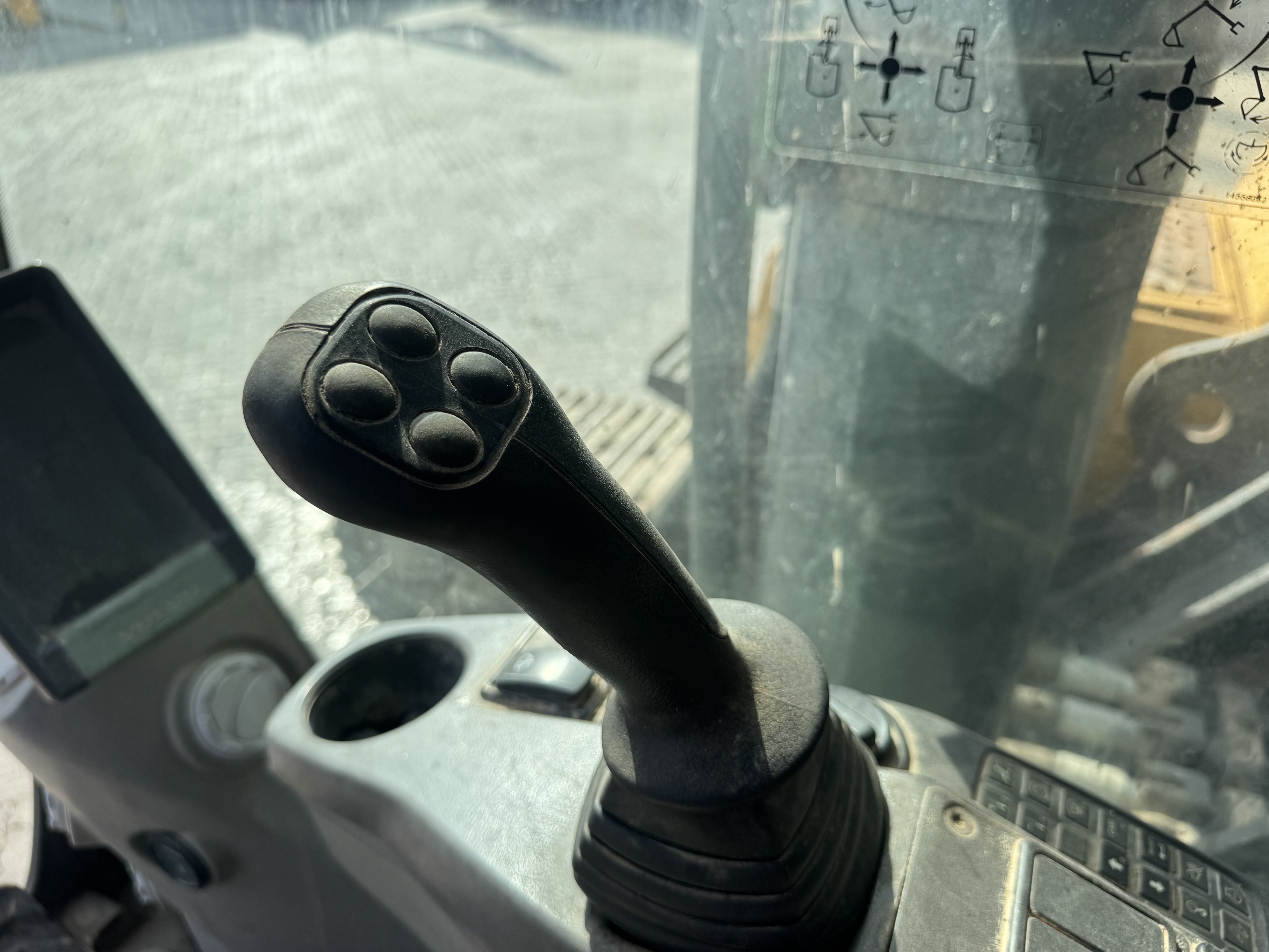LEX-008-Volvo-EC480DL-Large-excavators-inspection-Cabin-Joysticks-1