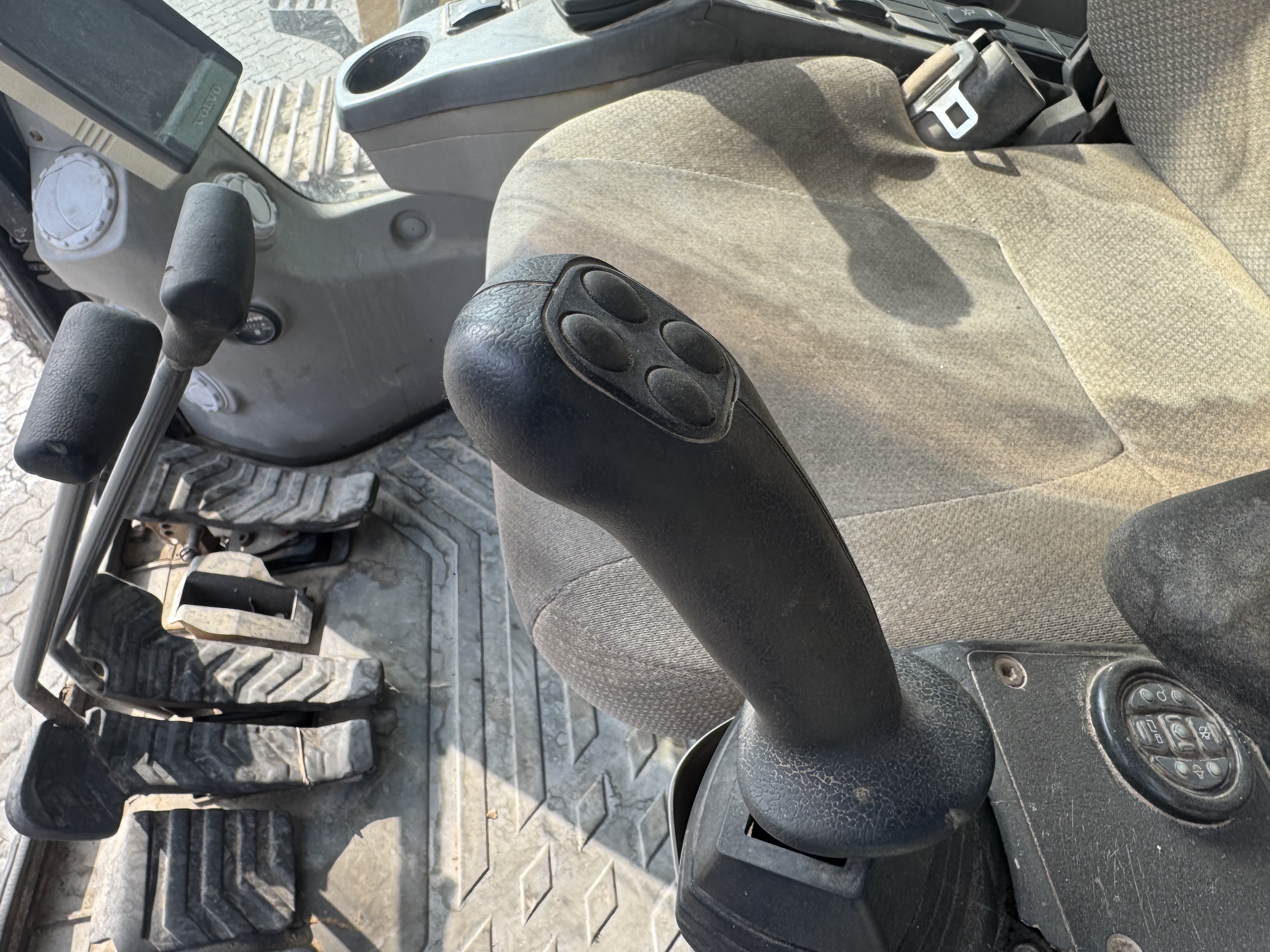 LEX-008-Volvo-EC480DL-Large-excavators-inspection-Cabin-Joysticks-1