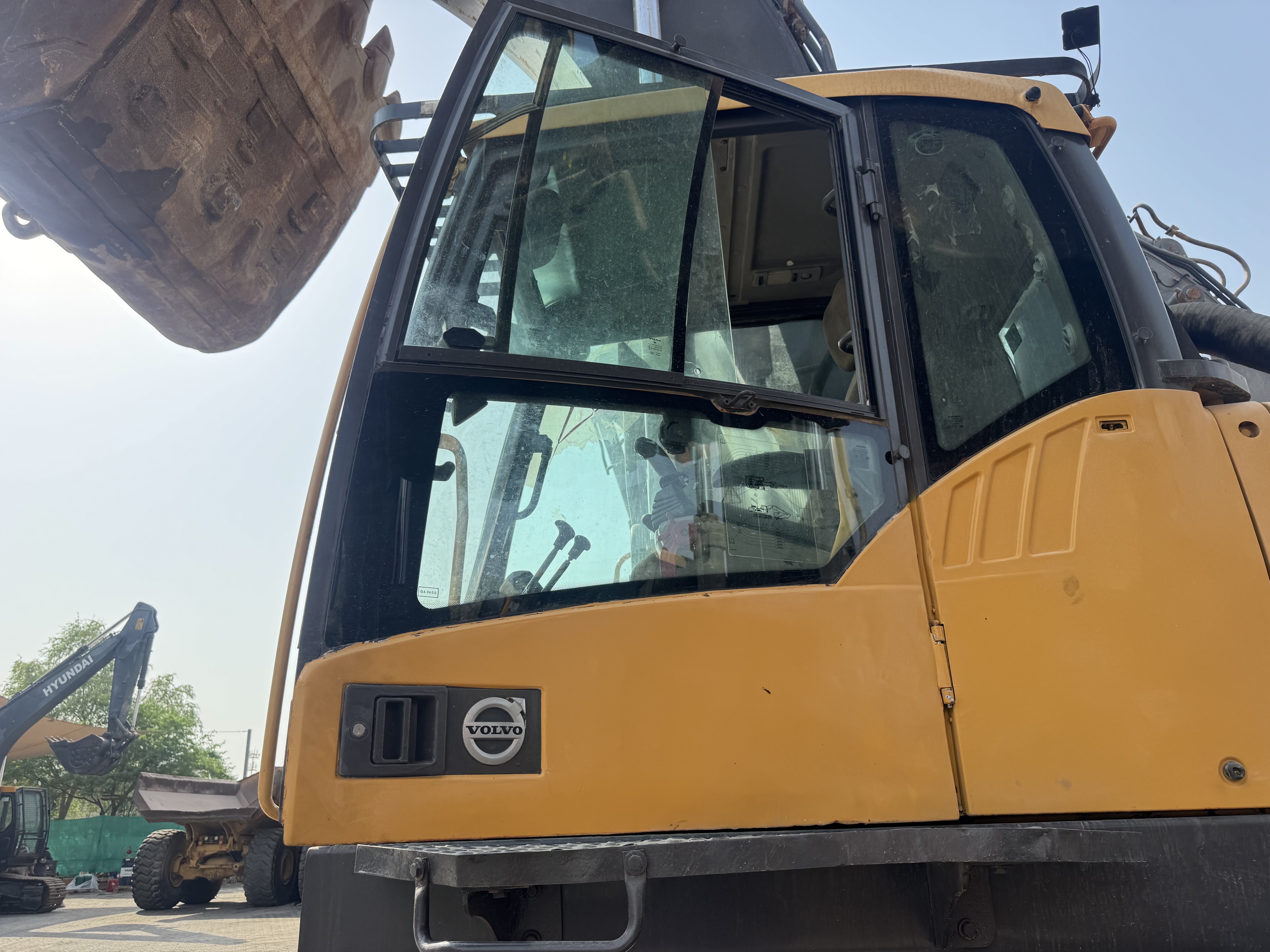 LEX-008-Volvo-EC480DL-Large-excavators-inspection-Cabin-Door-handles-1