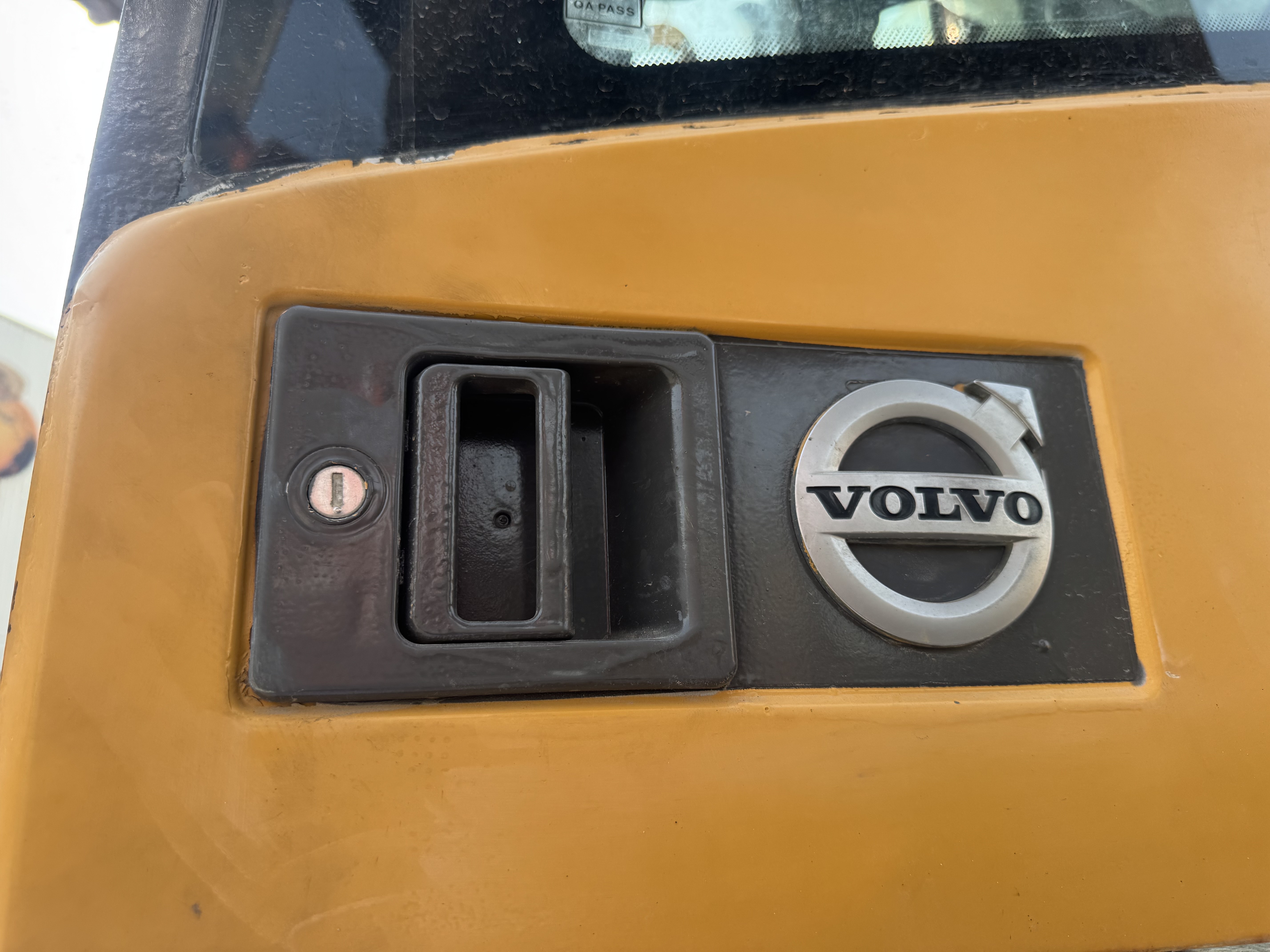LEX-008-Volvo-EC480DL-Large-excavators-inspection-Cabin-Door-handles-1