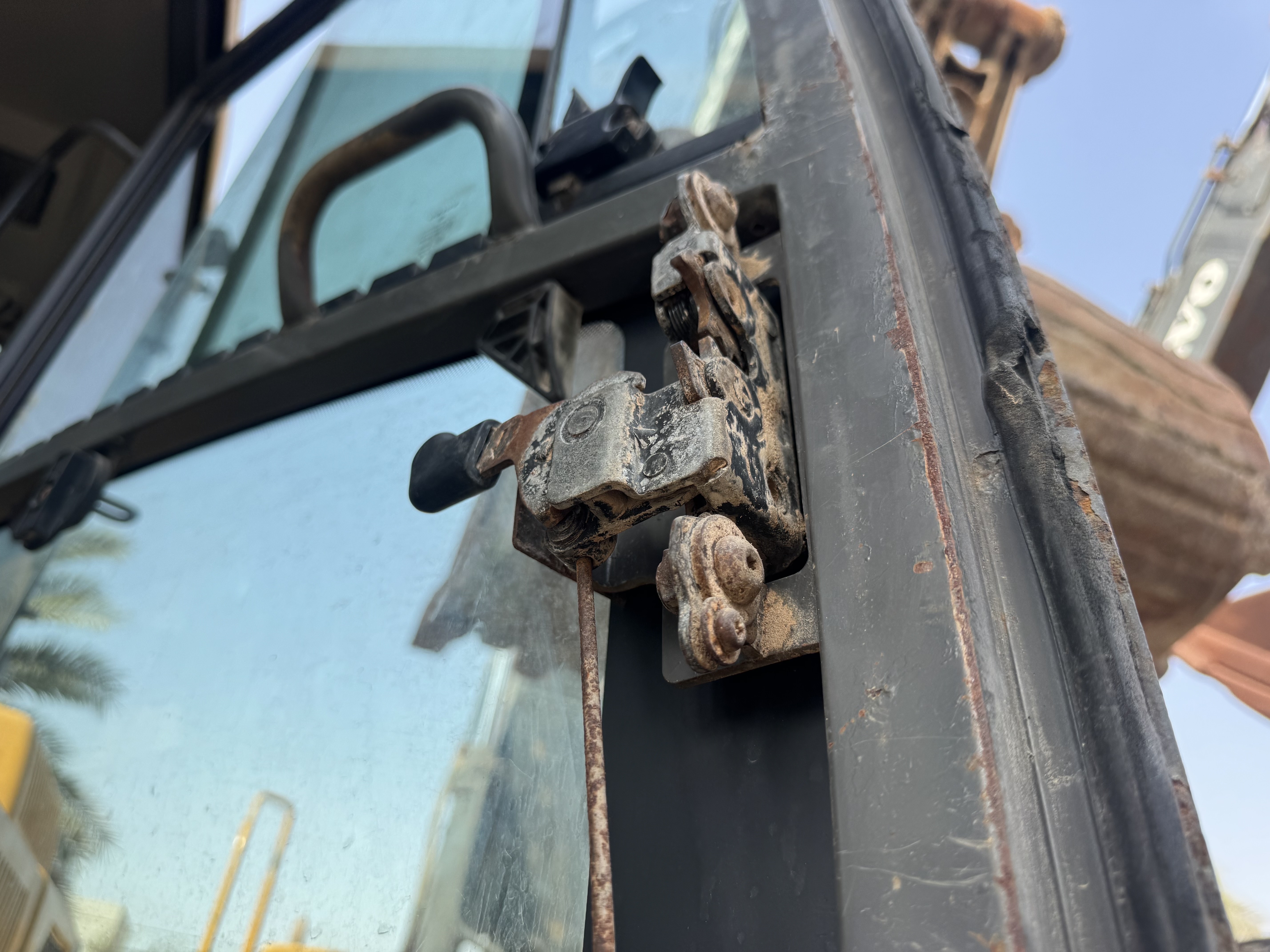 LEX-008-Volvo-EC480DL-Large-excavators-inspection-Cabin-Door-handles-1
