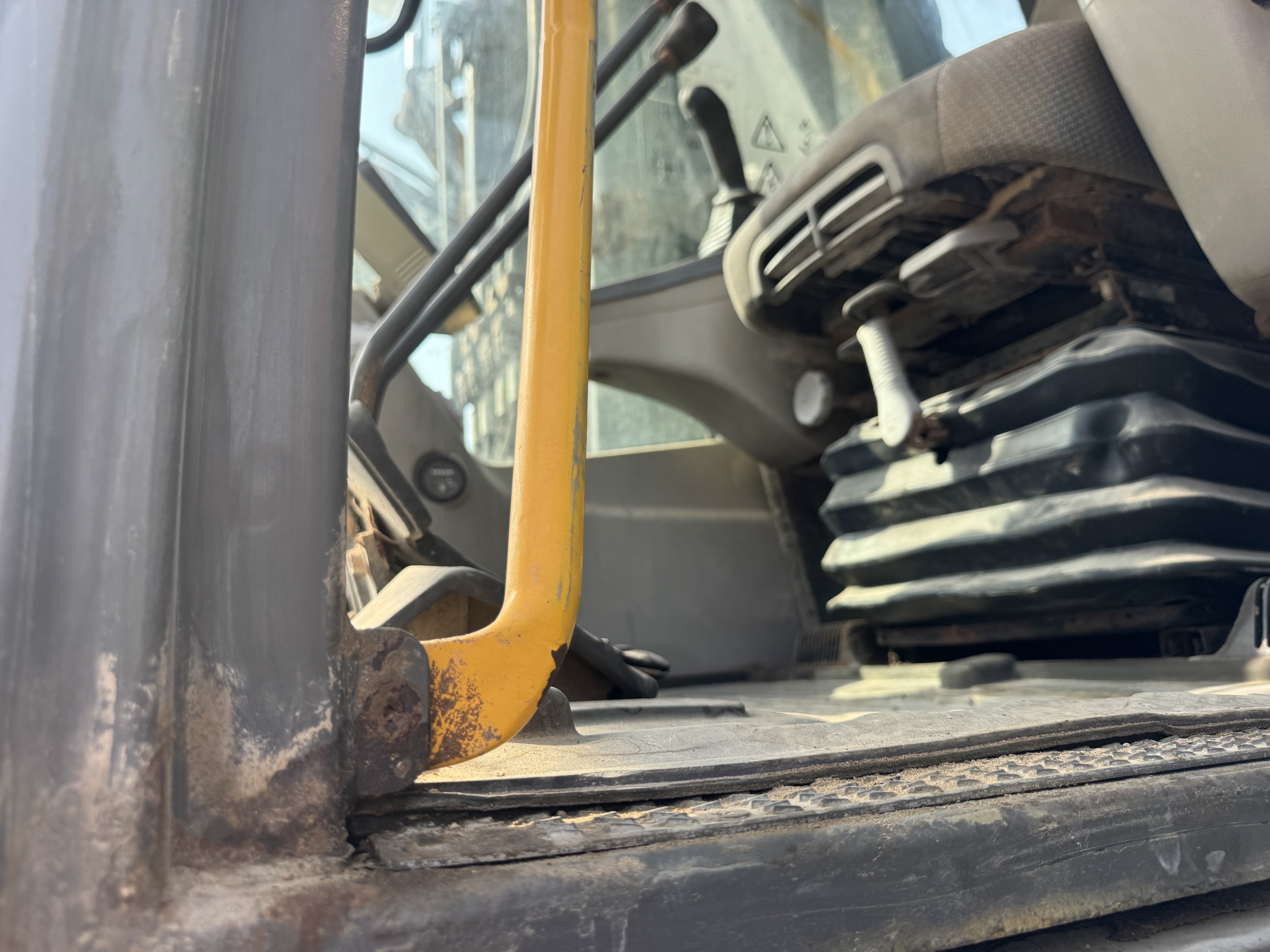 LEX-008-Volvo-EC480DL-Large-excavators-inspection-Structure-Handrails-1