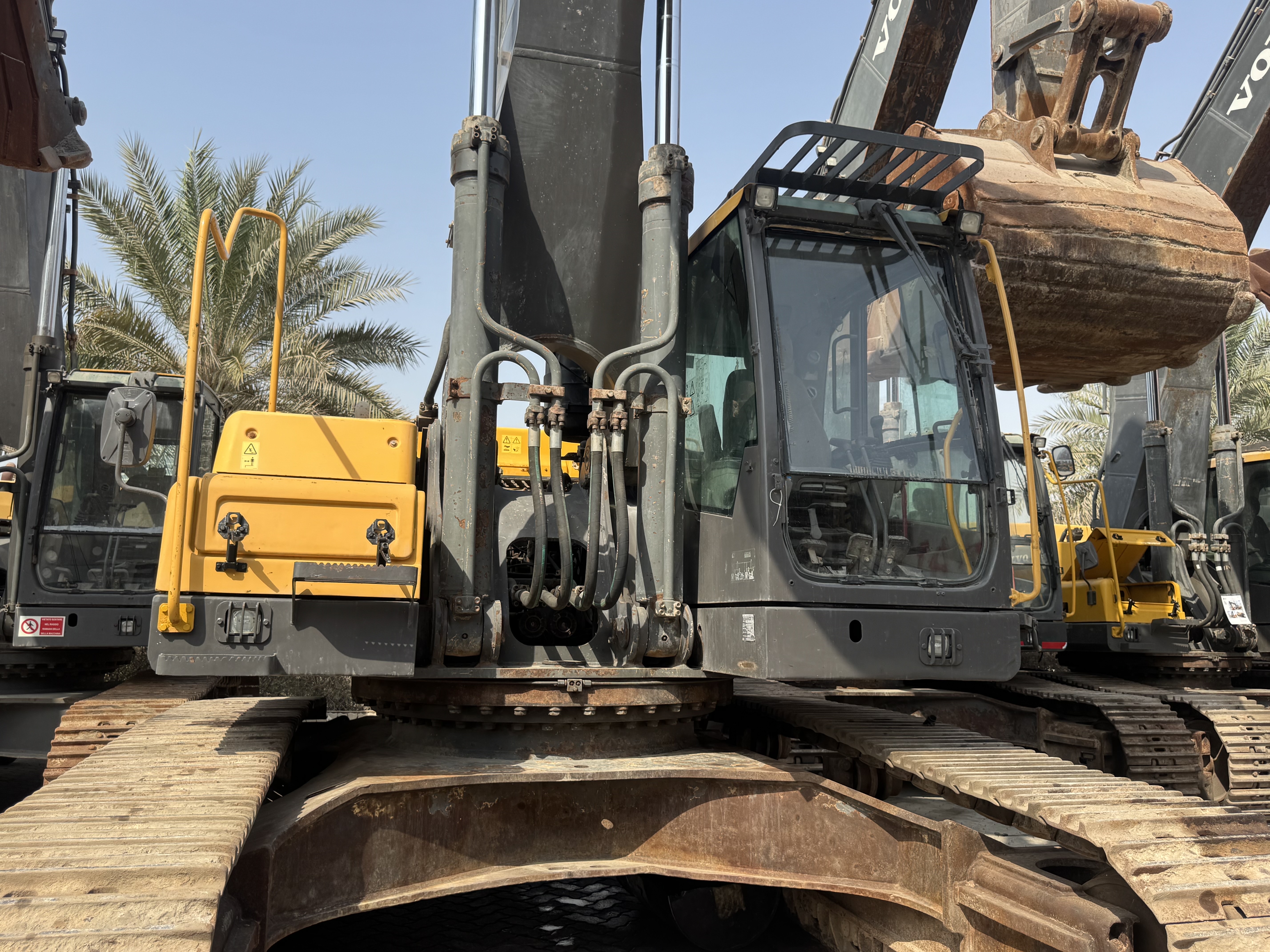 LEX-008-Volvo-EC480DL-Large-excavators-inspection-Hydraulics-Boom-lift-cylinder-1