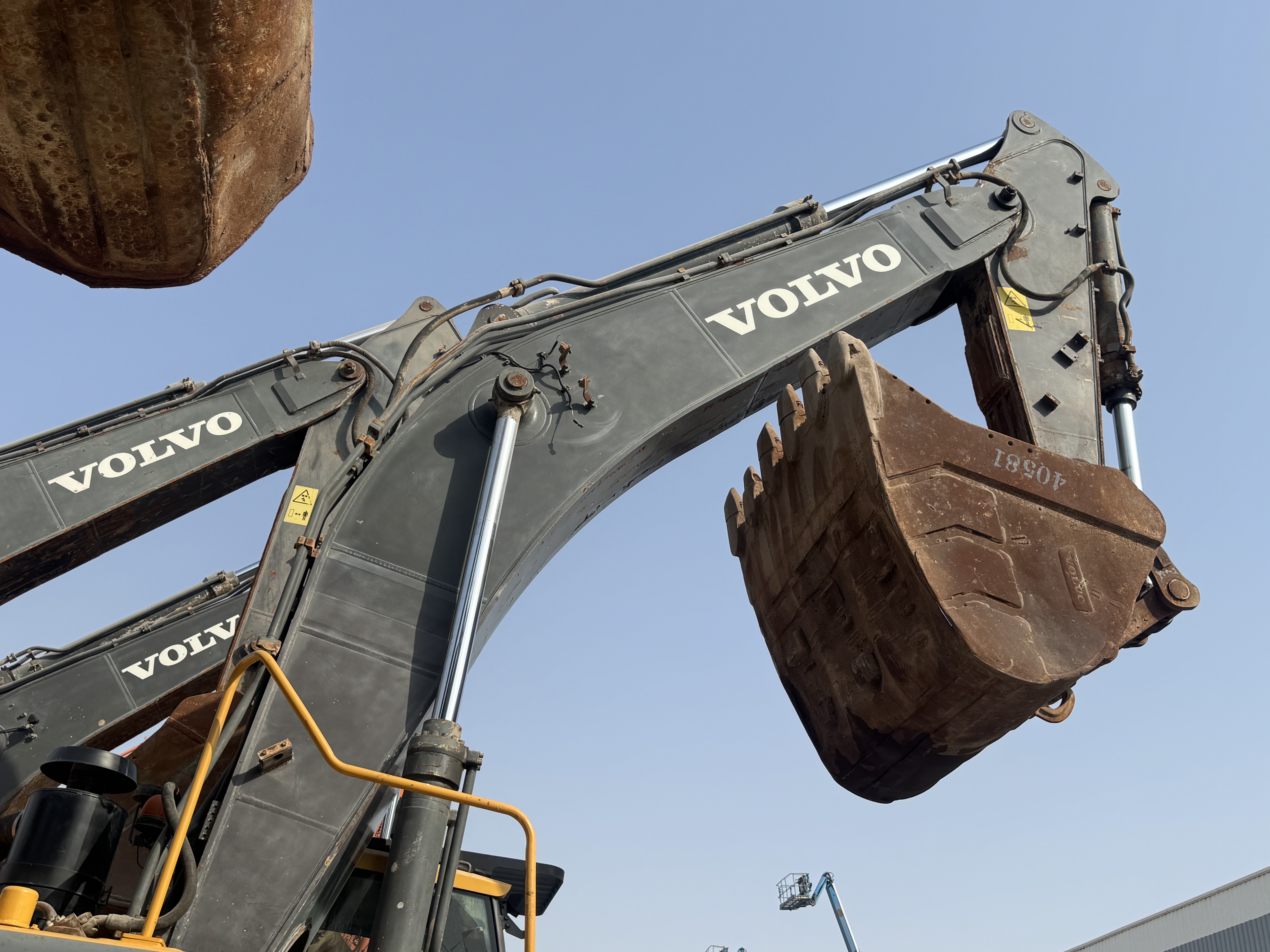 LEX-008-Volvo-EC480DL-Large-excavators-inspection-Chassis-Boom-1