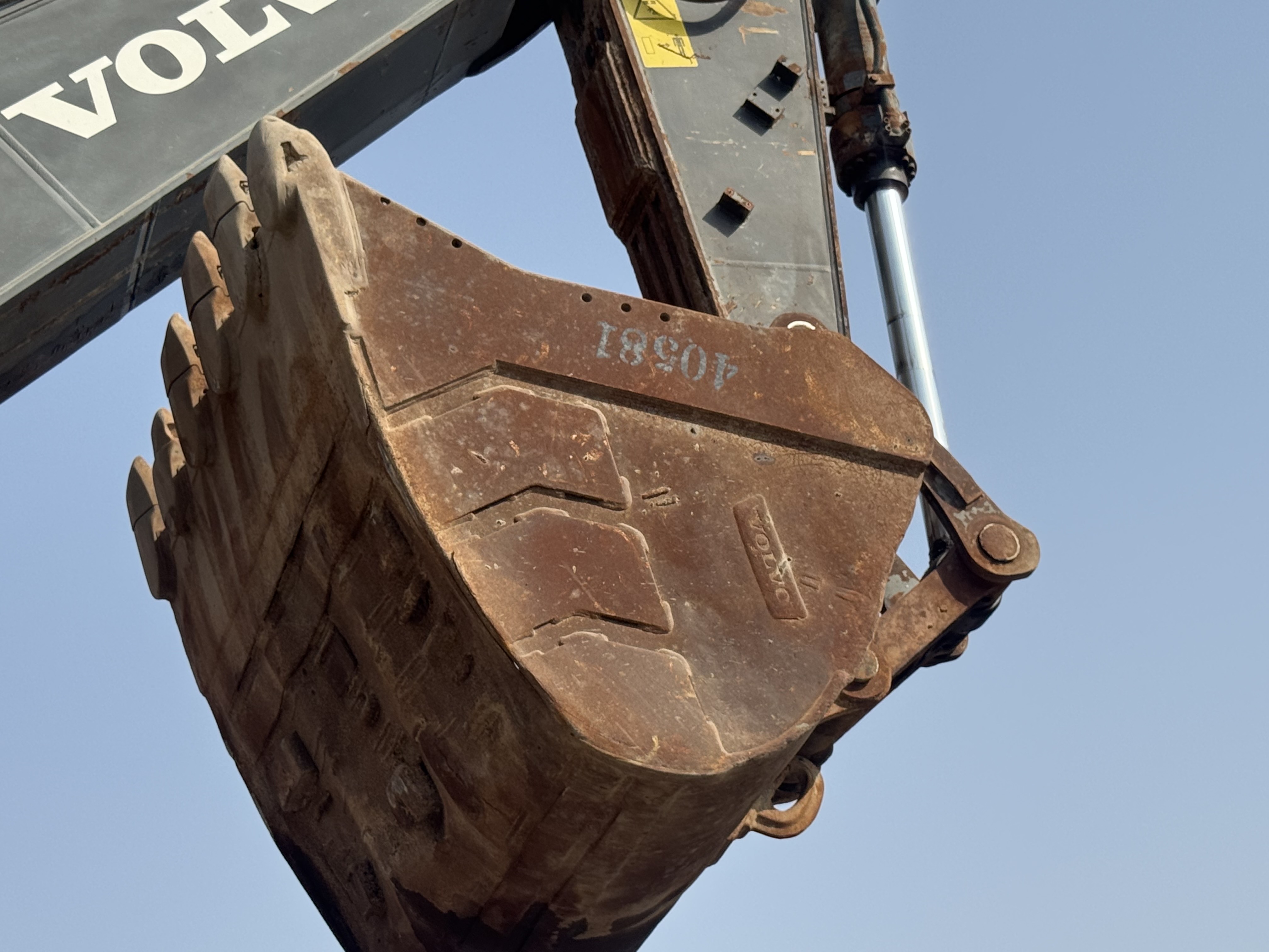 LEX-008-Volvo-EC480DL-Large-excavators-inspection-Attachment-Excavator-bucket-1