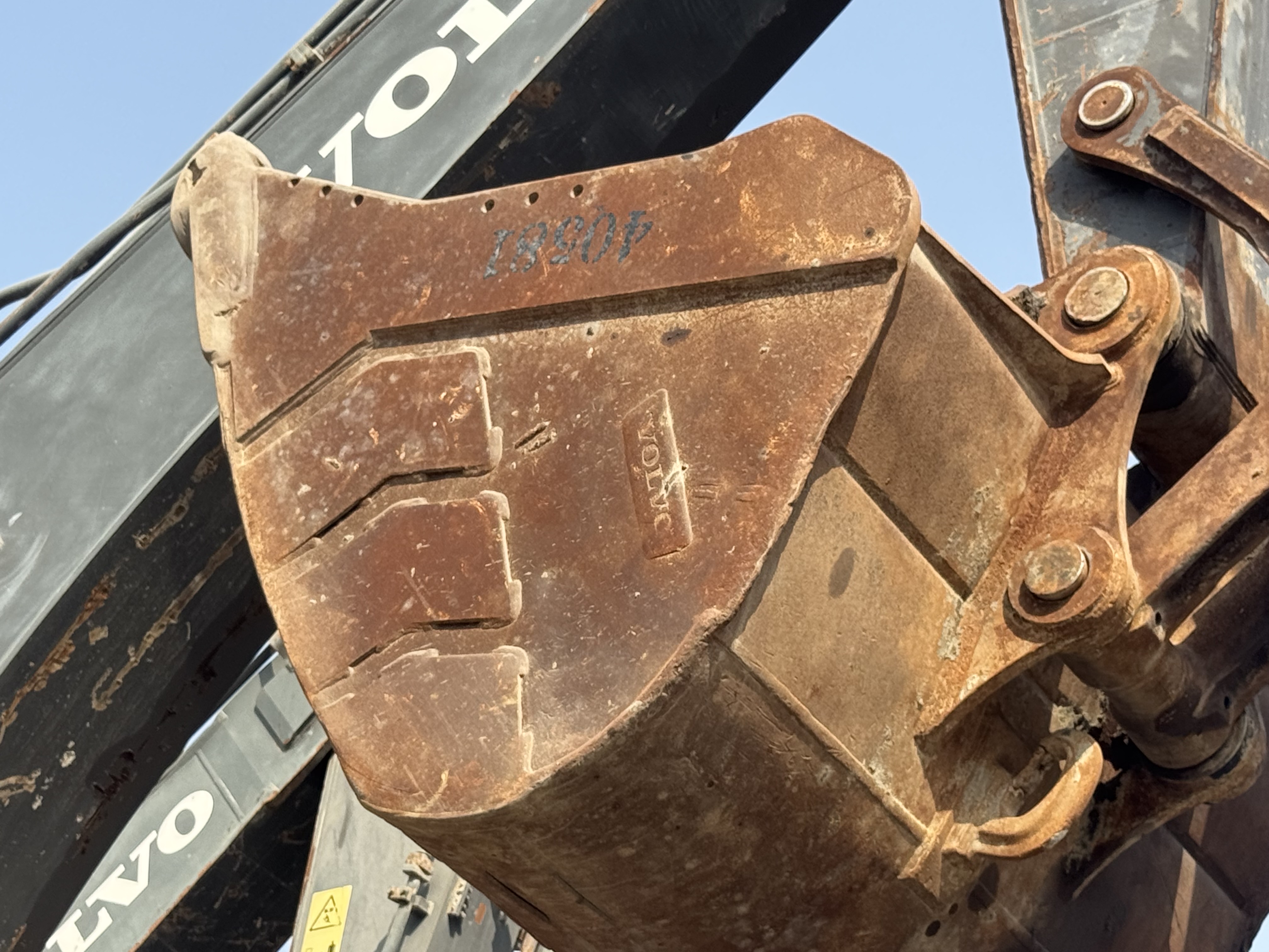 LEX-008-Volvo-EC480DL-Large-excavators-inspection-Attachment-Excavator-bucket-1