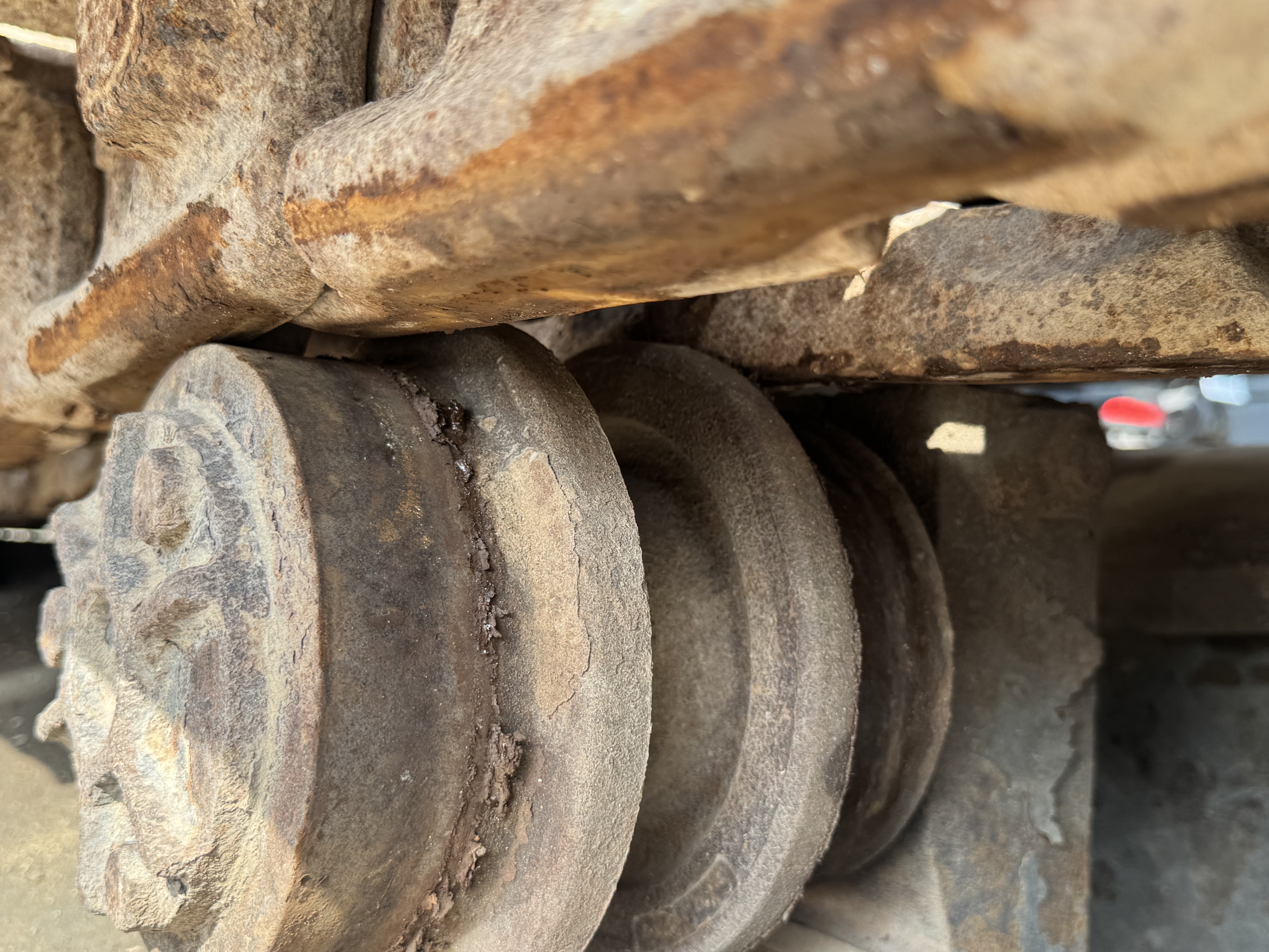 LEX-008-Volvo-EC480DL-Large-excavators-inspection-Undercarriage-Left-carrier-rollers-1