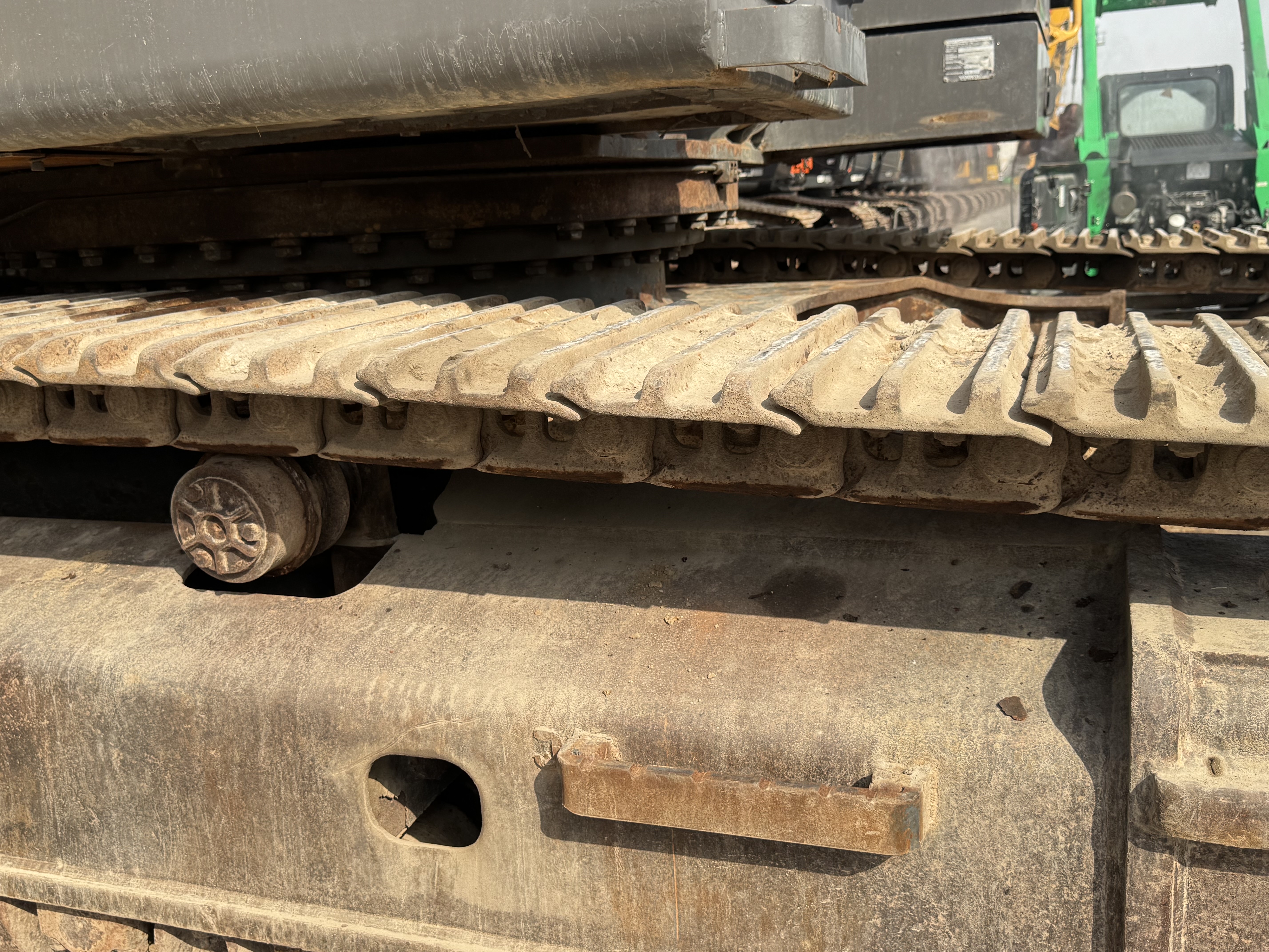 LEX-008-Volvo-EC480DL-Large-excavators-inspection-Undercarriage-Left-track-tensioner-1