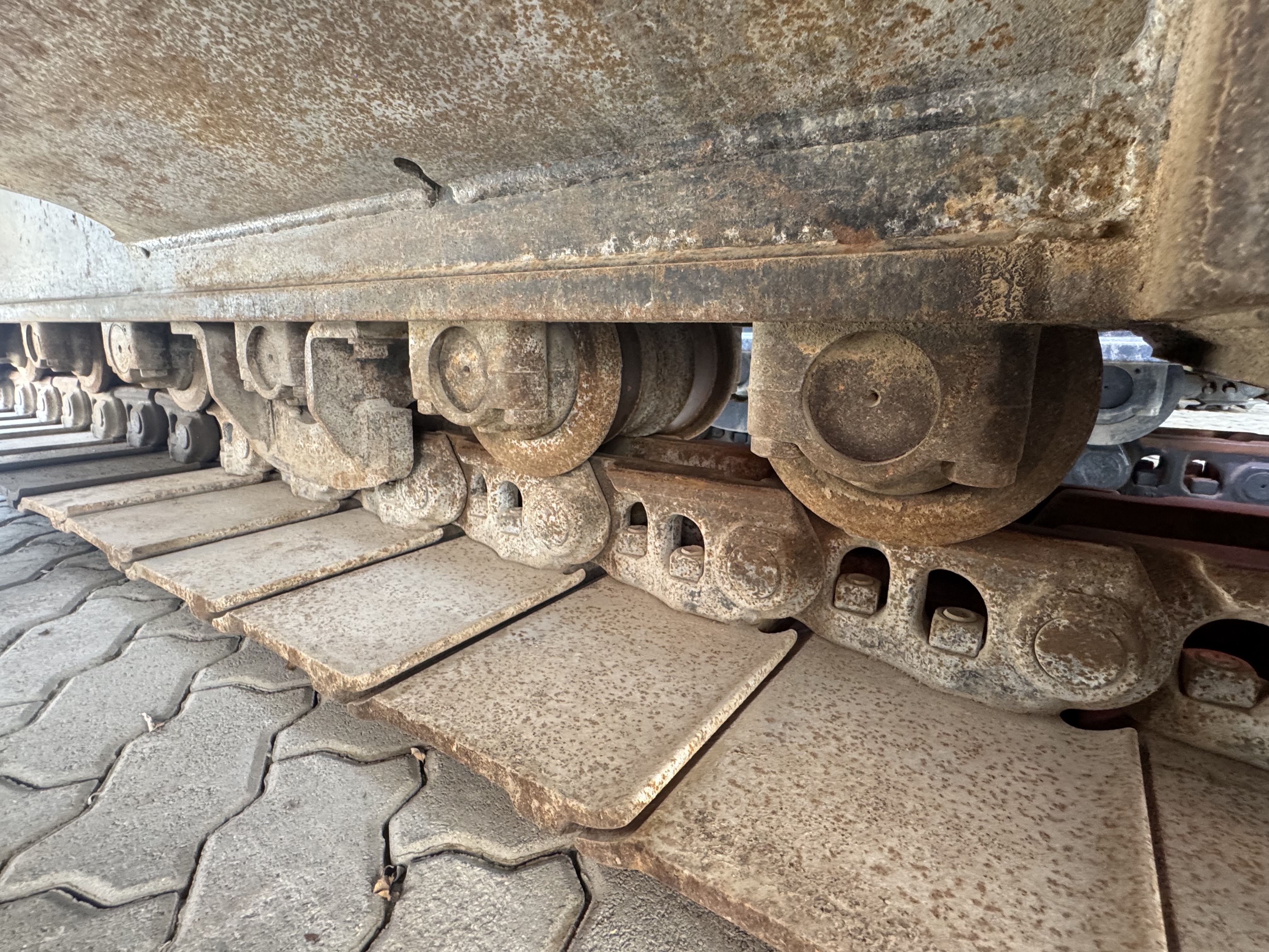 LEX-008-Volvo-EC480DL-Large-excavators-inspection-Undercarriage-Left-track-rollers-1