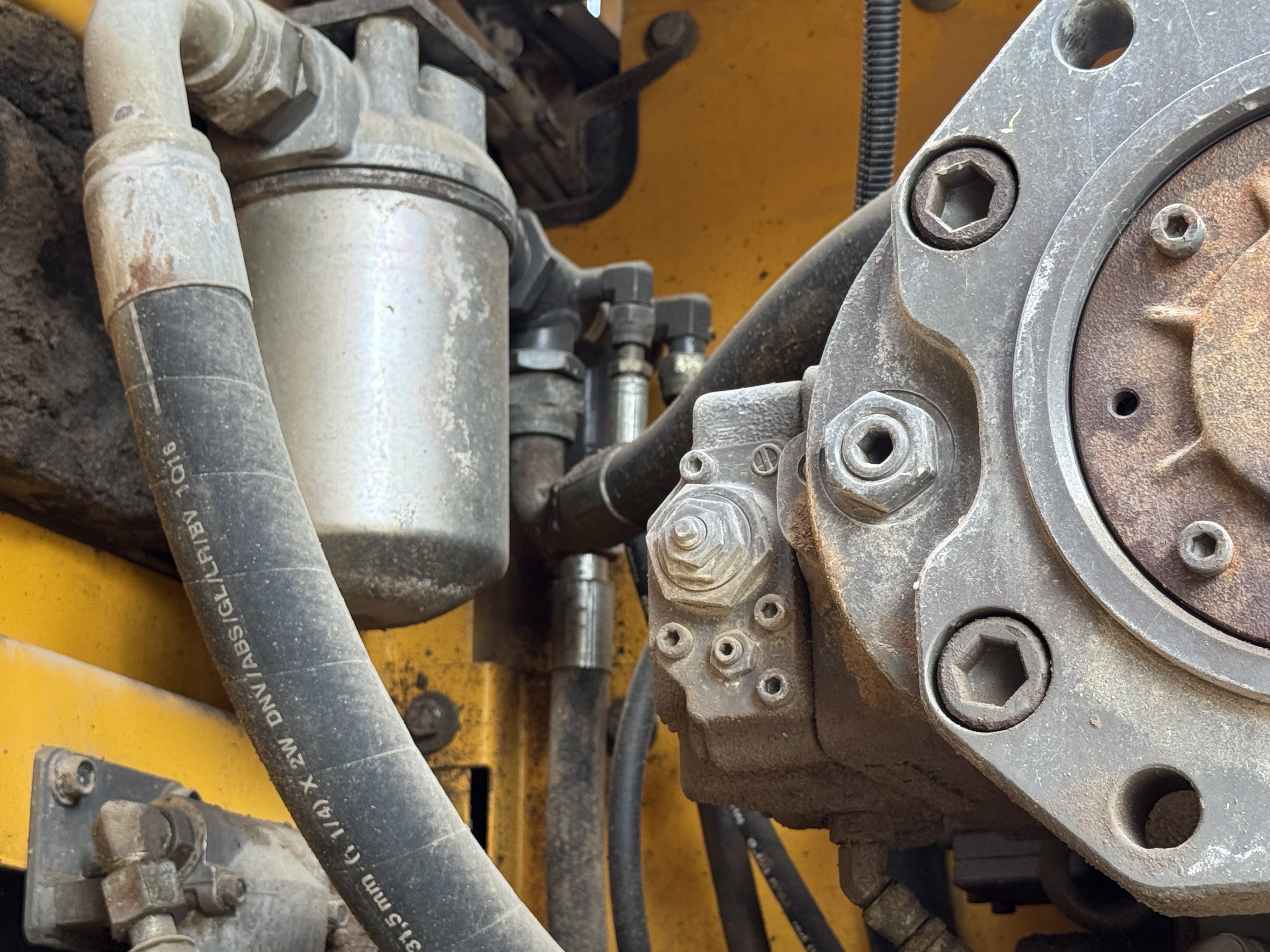 LEX-008-Volvo-EC480DL-Large-excavators-inspection-Hydraulics-Hydraulic-pump-1