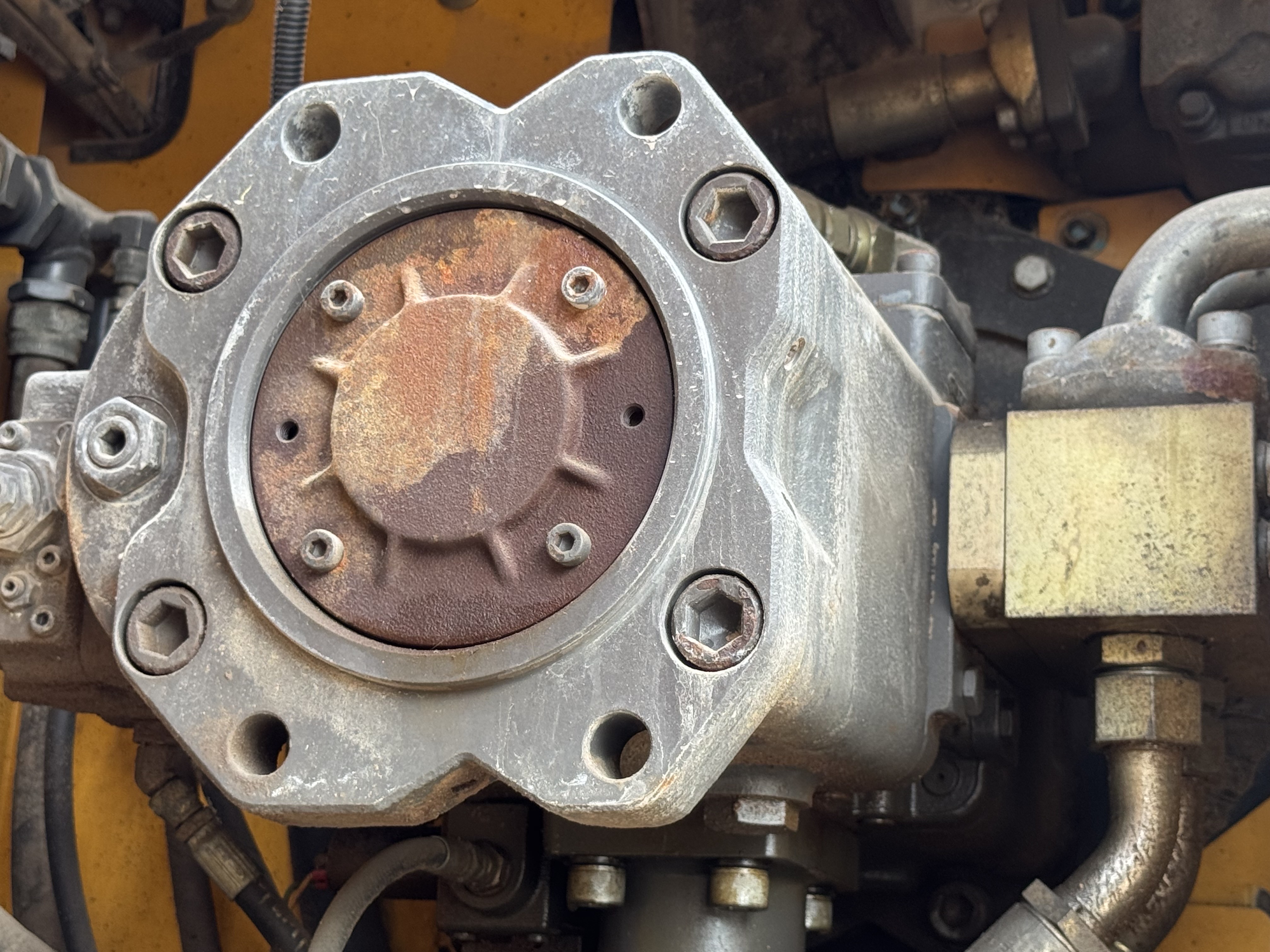 LEX-008-Volvo-EC480DL-Large-excavators-inspection-Hydraulics-Hydraulic-pump-1