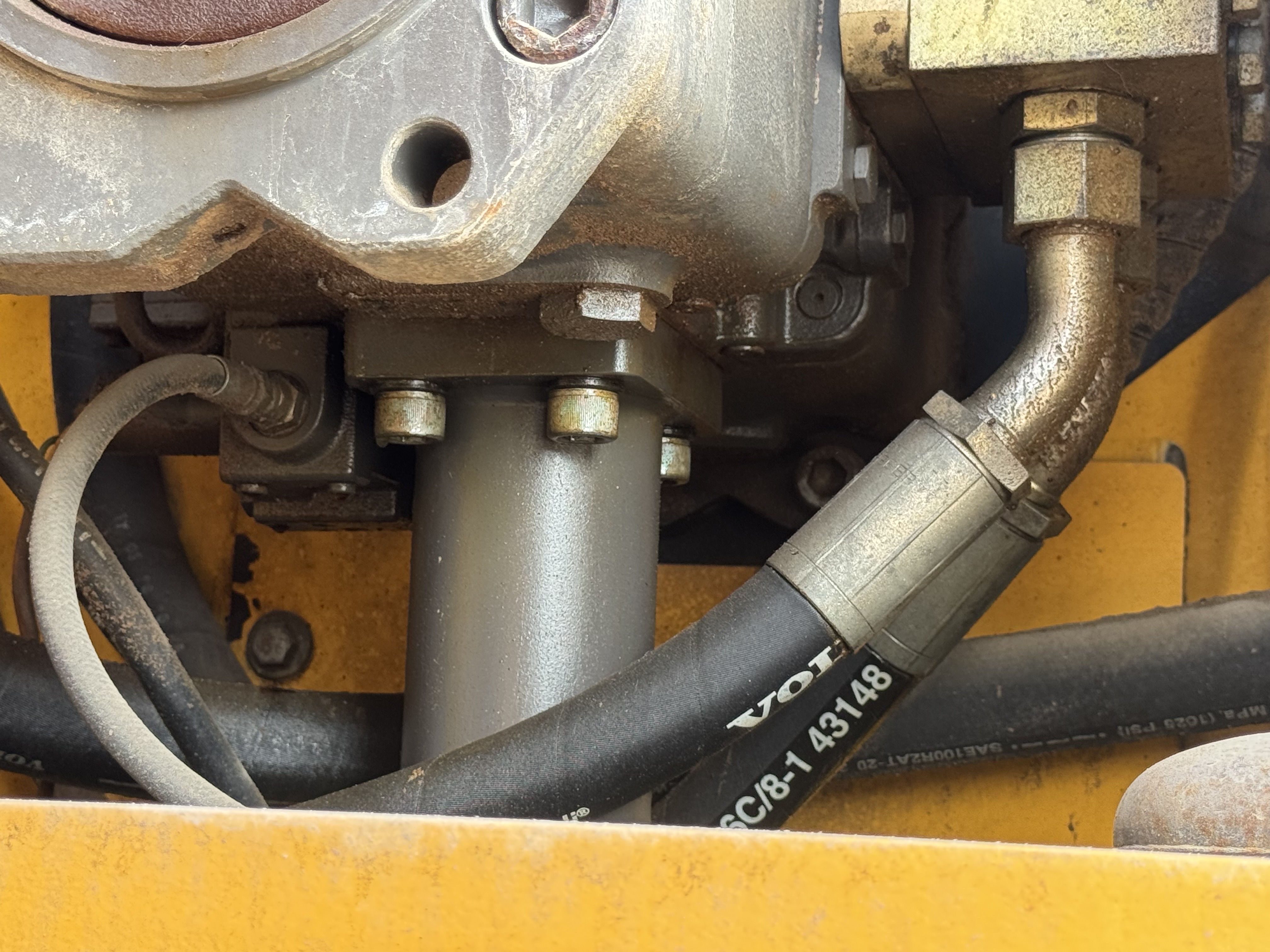 LEX-008-Volvo-EC480DL-Large-excavators-inspection-Hydraulics-Hydraulic-pump-1