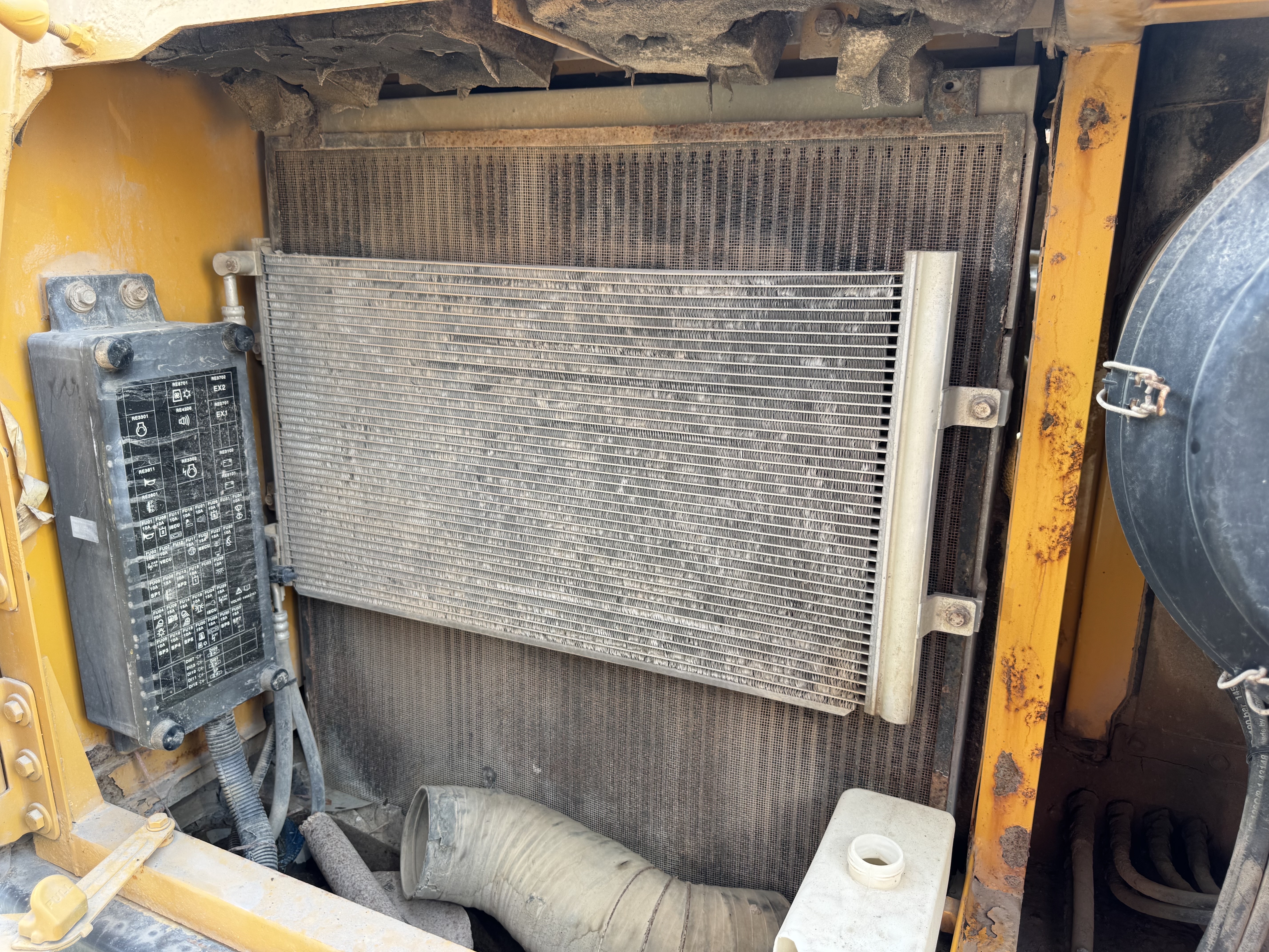 LEX-008-Volvo-EC480DL-Large-excavators-inspection-Engine-Radiator,-oil-cooler-and-air-cooler-1
