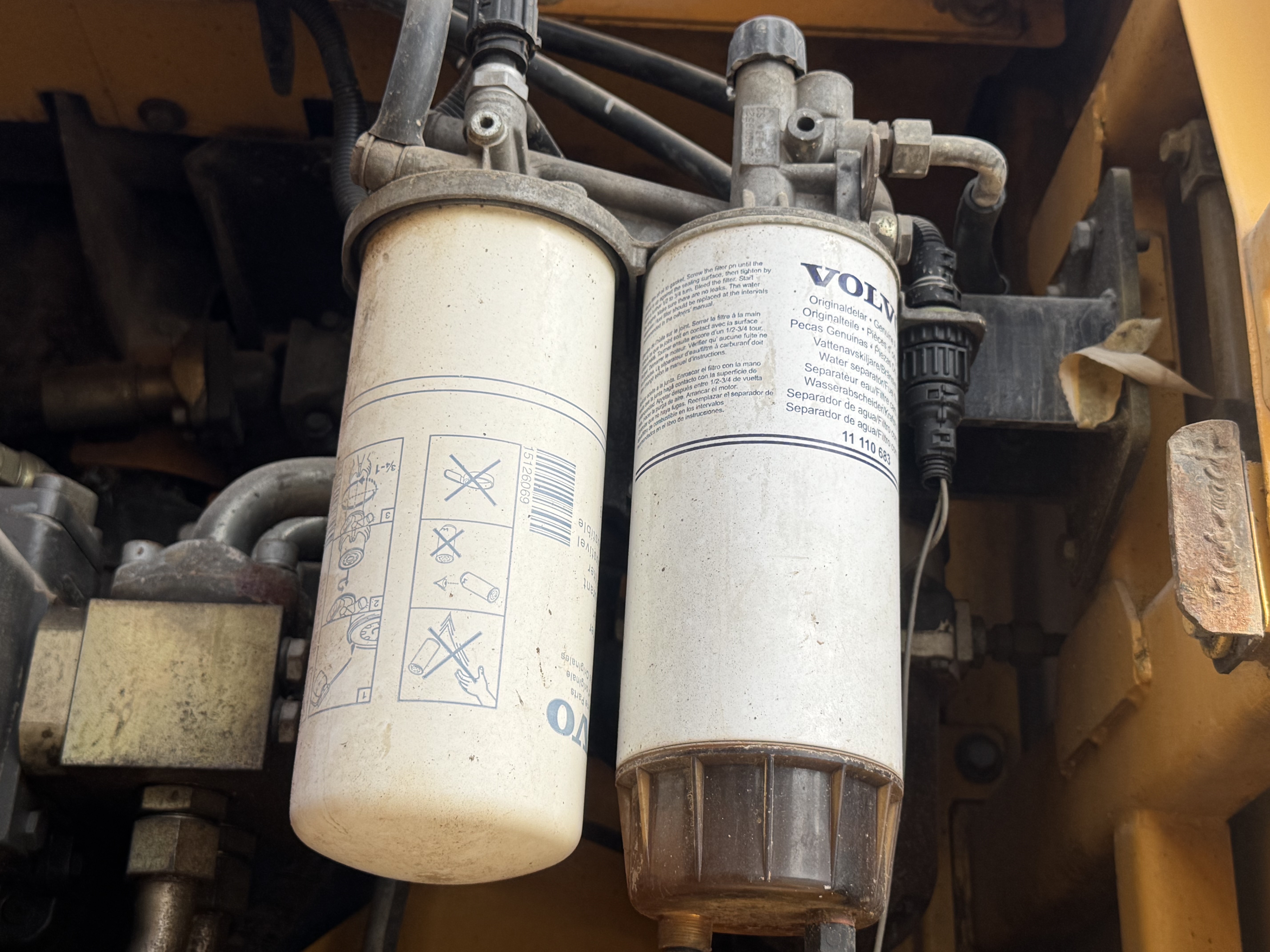 LEX-008-Volvo-EC480DL-Large-excavators-inspection-Engine-Fuel-leaks-1