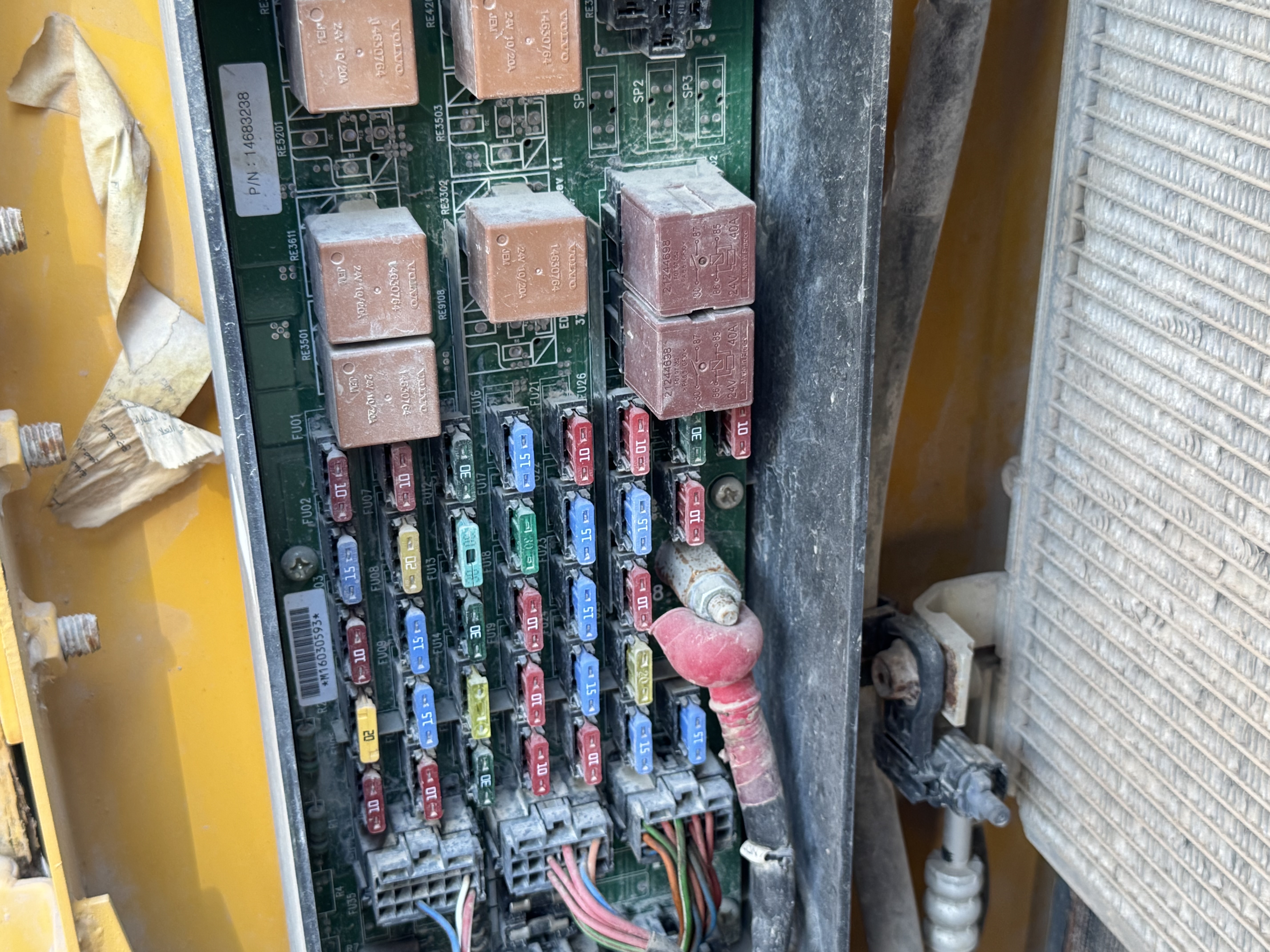 LEX-008-Volvo-EC480DL-Large-excavators-inspection-Electronics-Fuse-box-1
