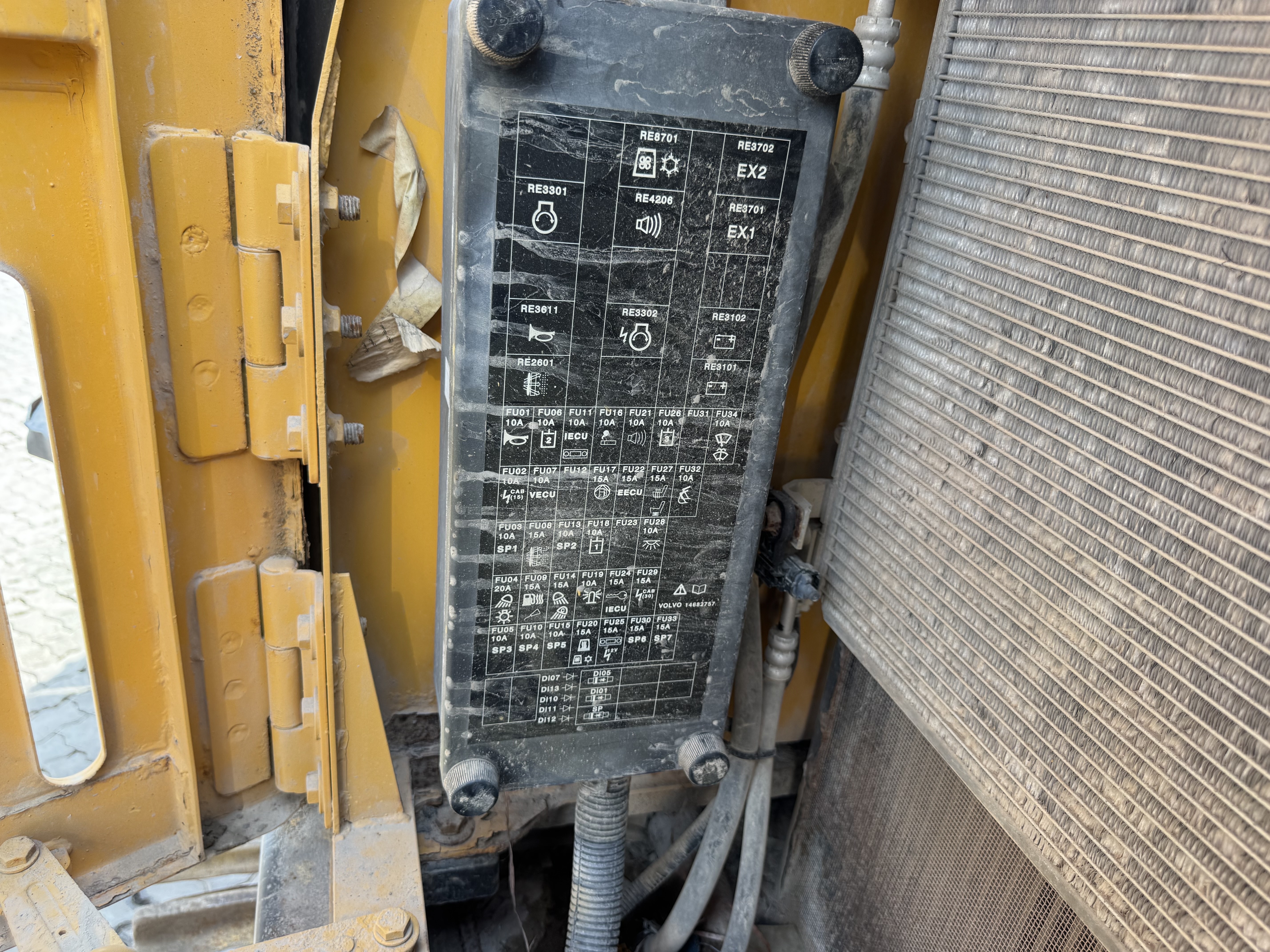LEX-008-Volvo-EC480DL-Large-excavators-inspection-Electronics-Fuse-box-1