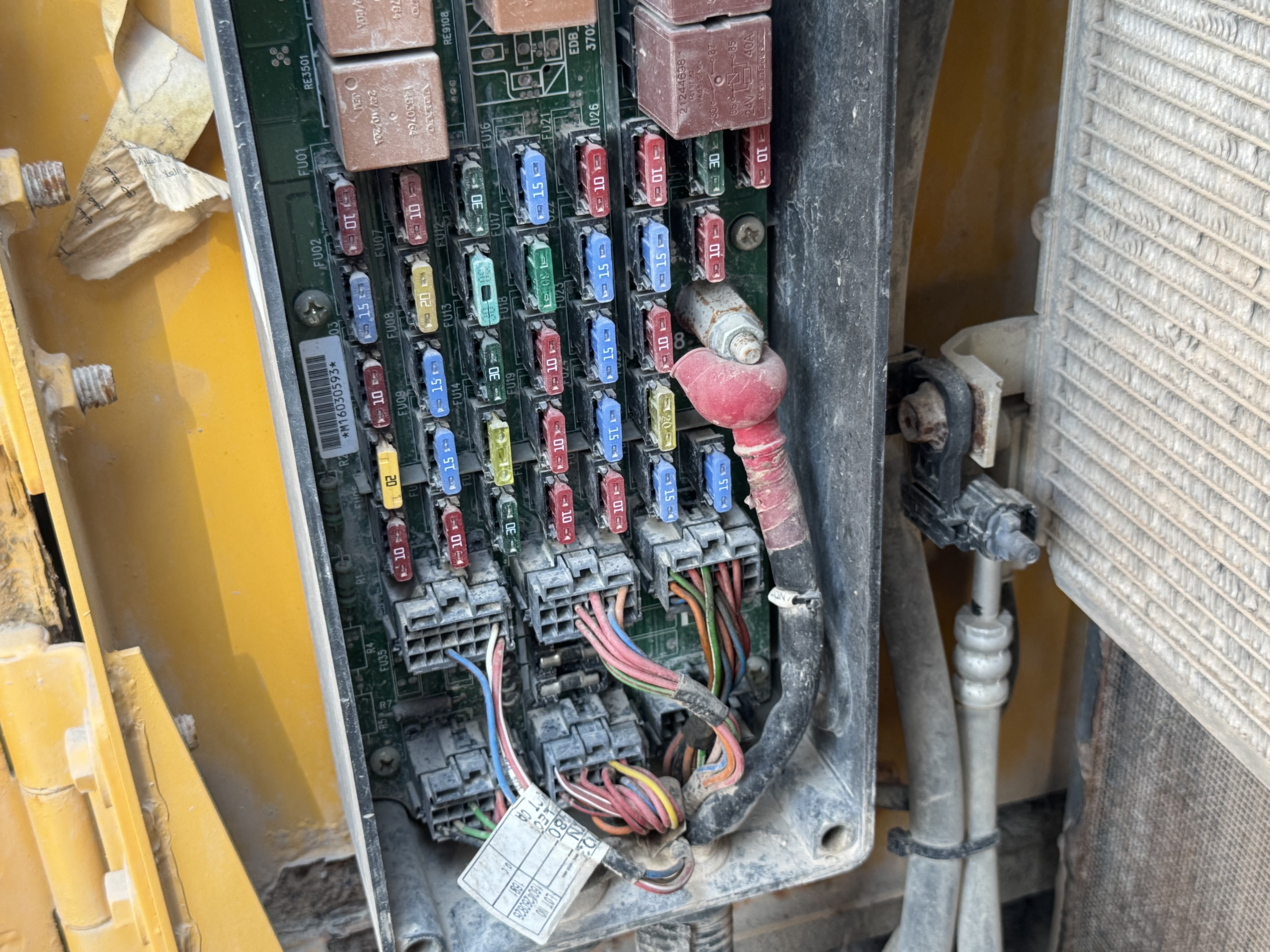 LEX-008-Volvo-EC480DL-Large-excavators-inspection-Electronics-Fuse-box-1