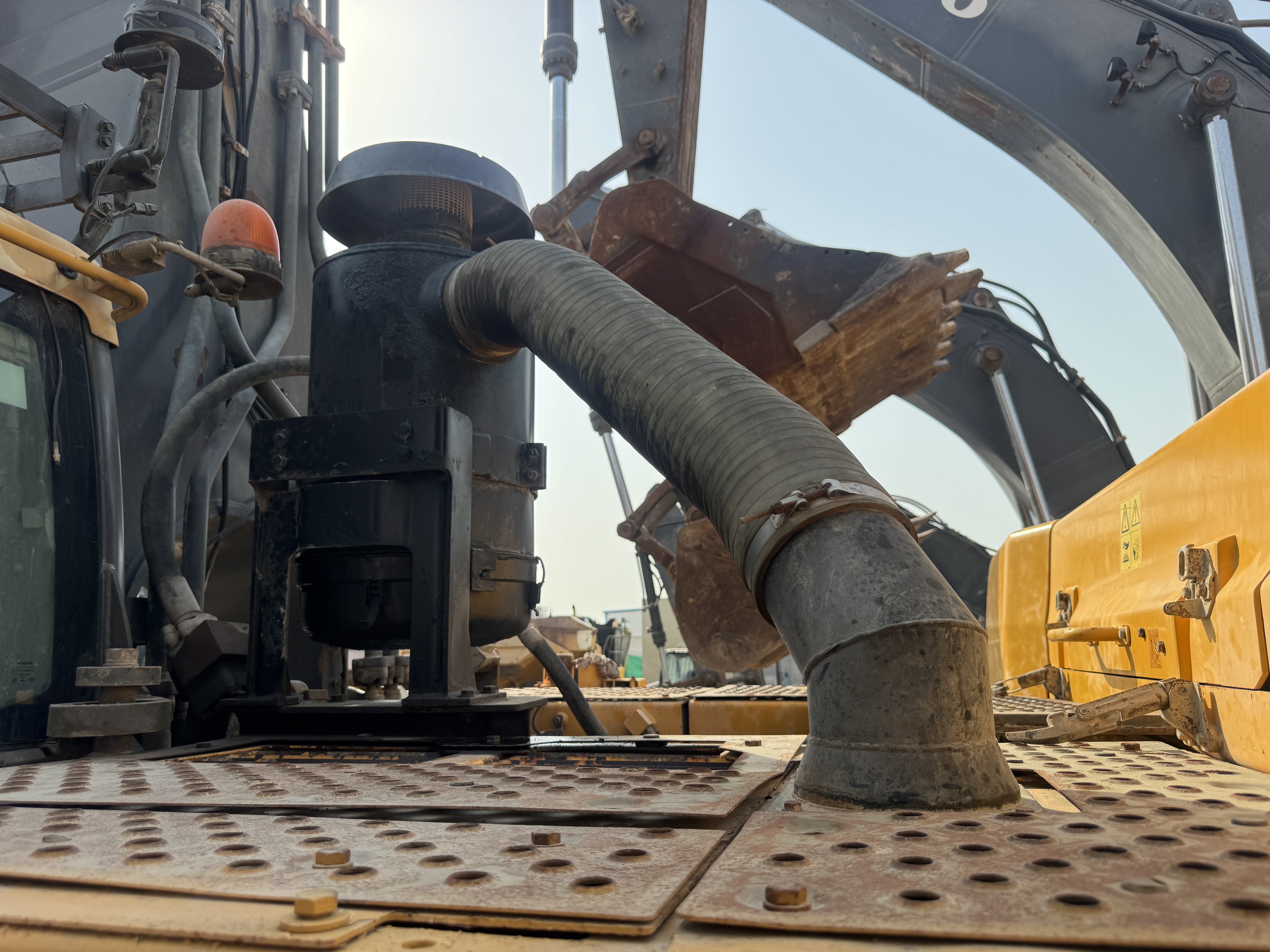 LEX-008-Volvo-EC480DL-Large-excavators-inspection-Engine-Air-intake-system-1