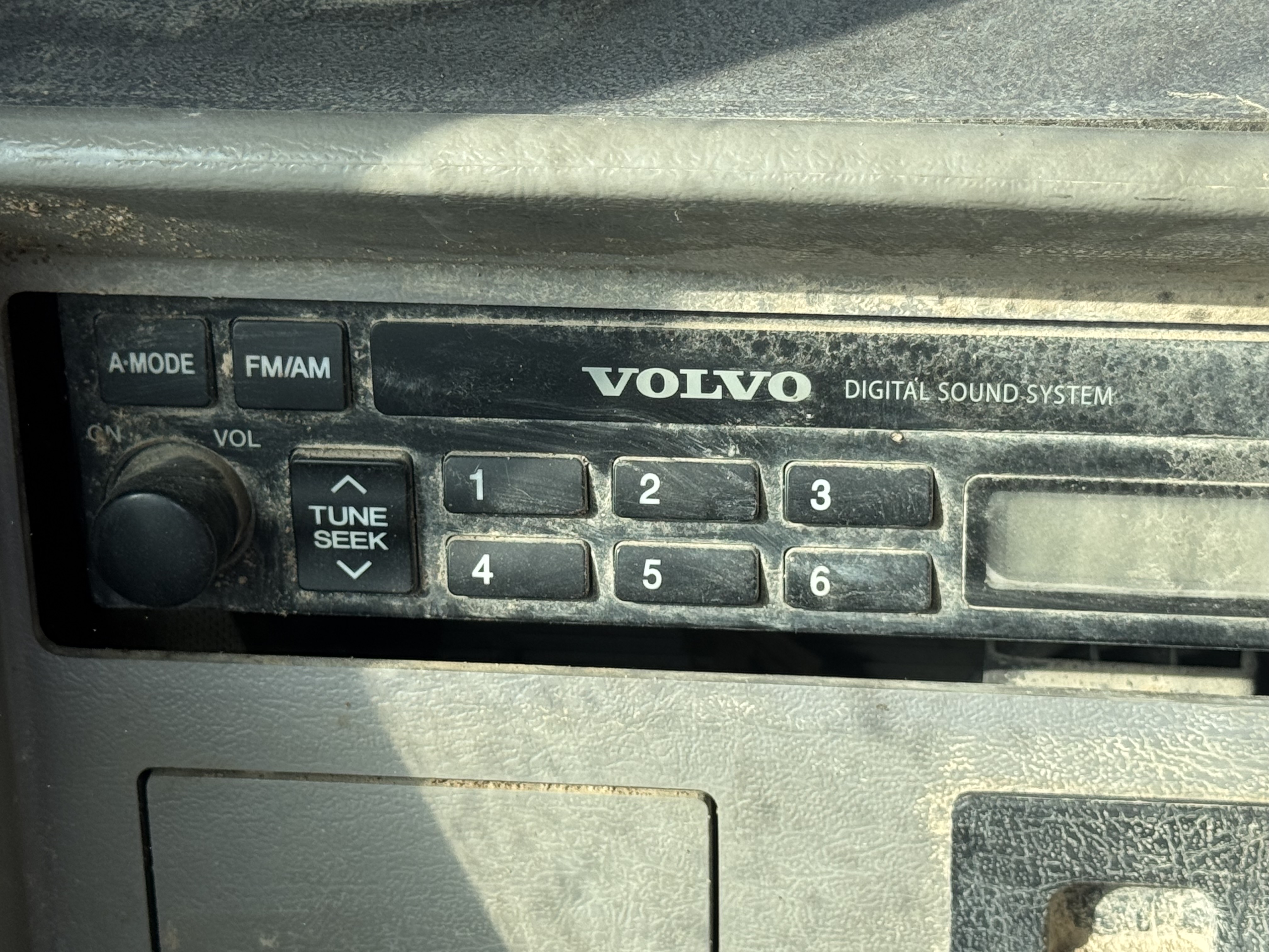 LEX-008-Volvo-EC480DL-Large-excavators-inspection-Electronics-Electronic-instrument-board-1