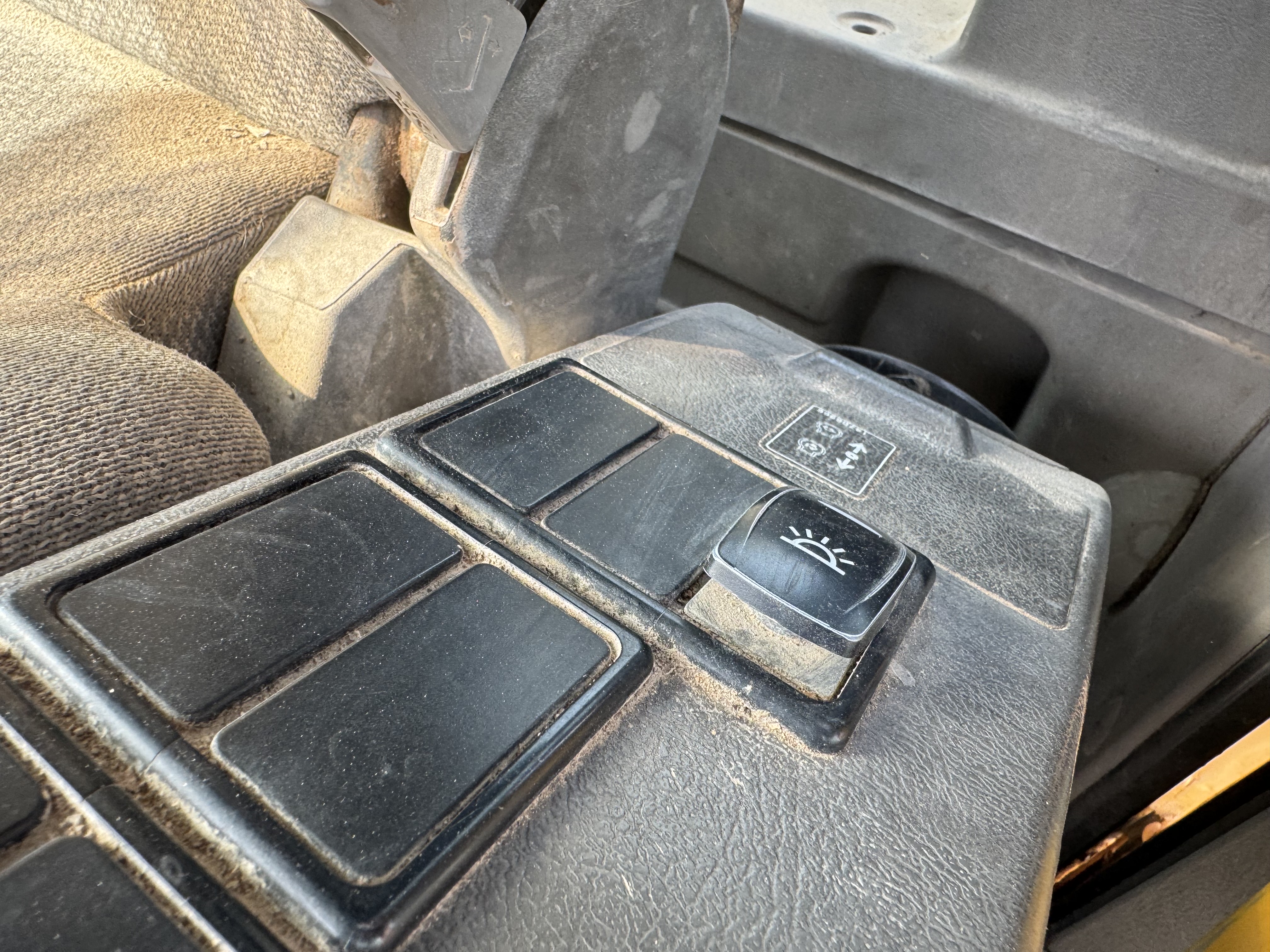 LEX-008-Volvo-EC480DL-Large-excavators-inspection-Electronics-Electronic-instrument-board-1