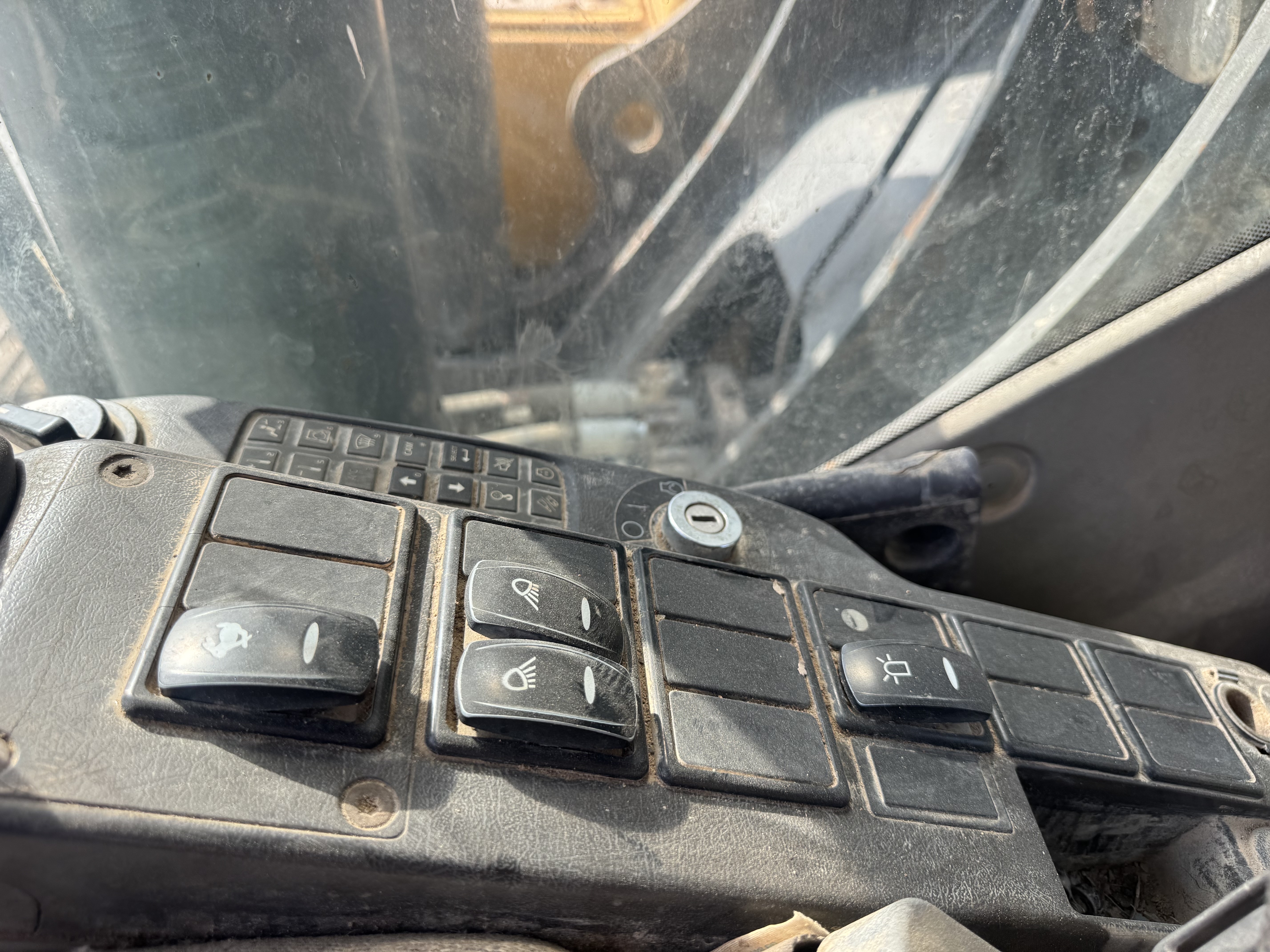 LEX-008-Volvo-EC480DL-Large-excavators-inspection-Electronics-Electronic-instrument-board-1