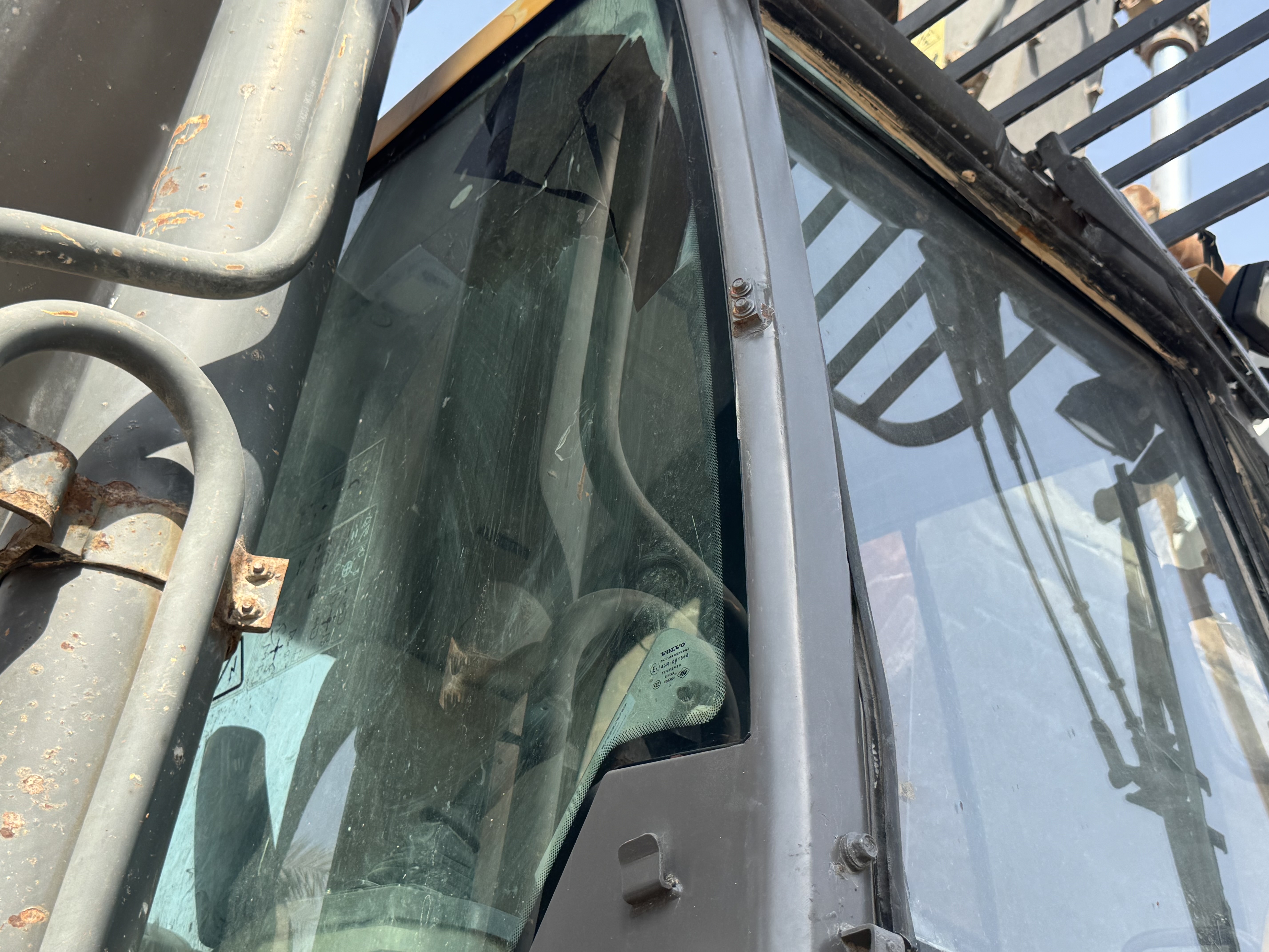 LEX-008-Volvo-EC480DL-Large-excavators-inspection-Safety-Glass-1