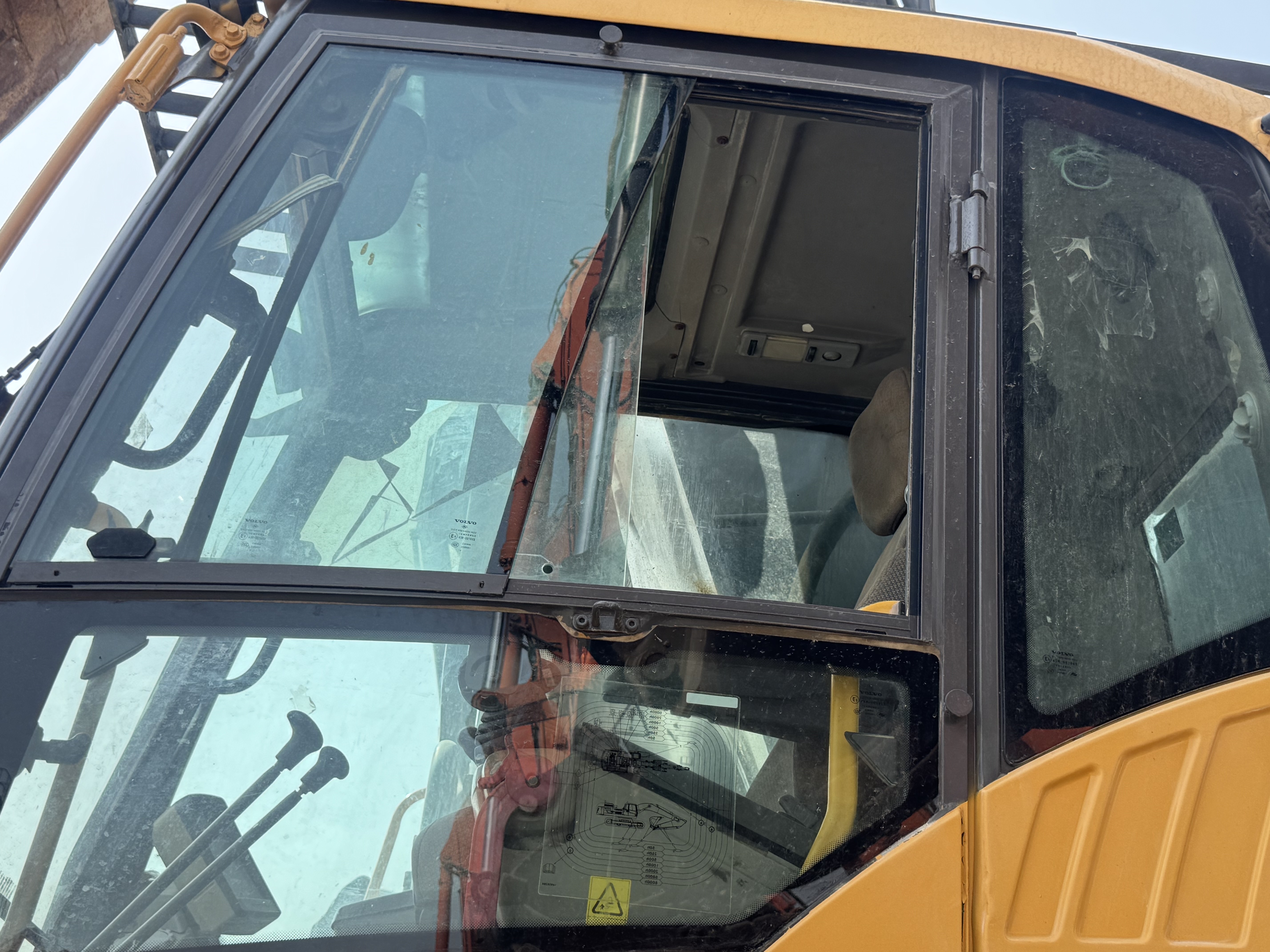 LEX-008-Volvo-EC480DL-Large-excavators-inspection-Safety-Glass-1