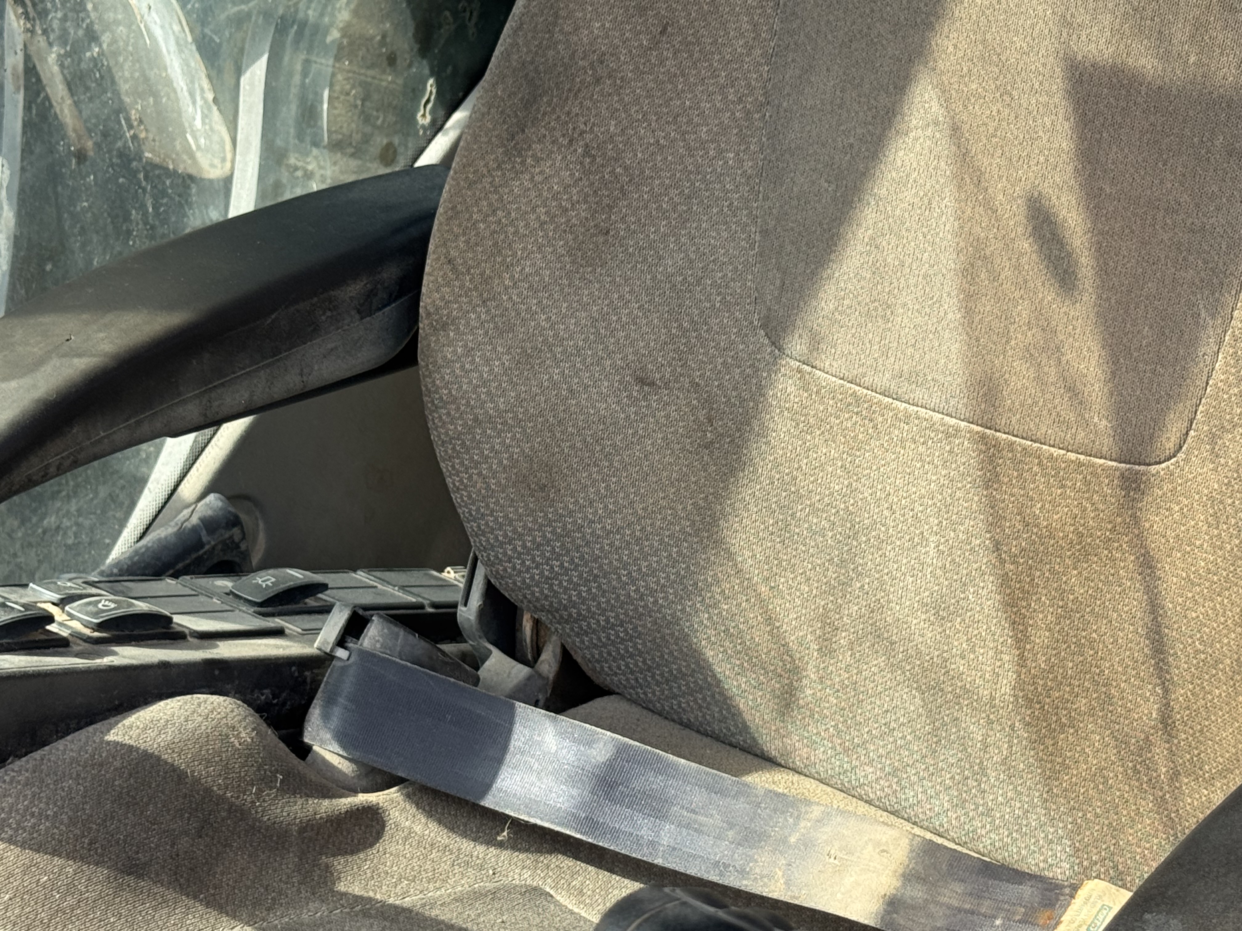 LEX-008-Volvo-EC480DL-Large-excavators-inspection-Safety-Seat-belts-1