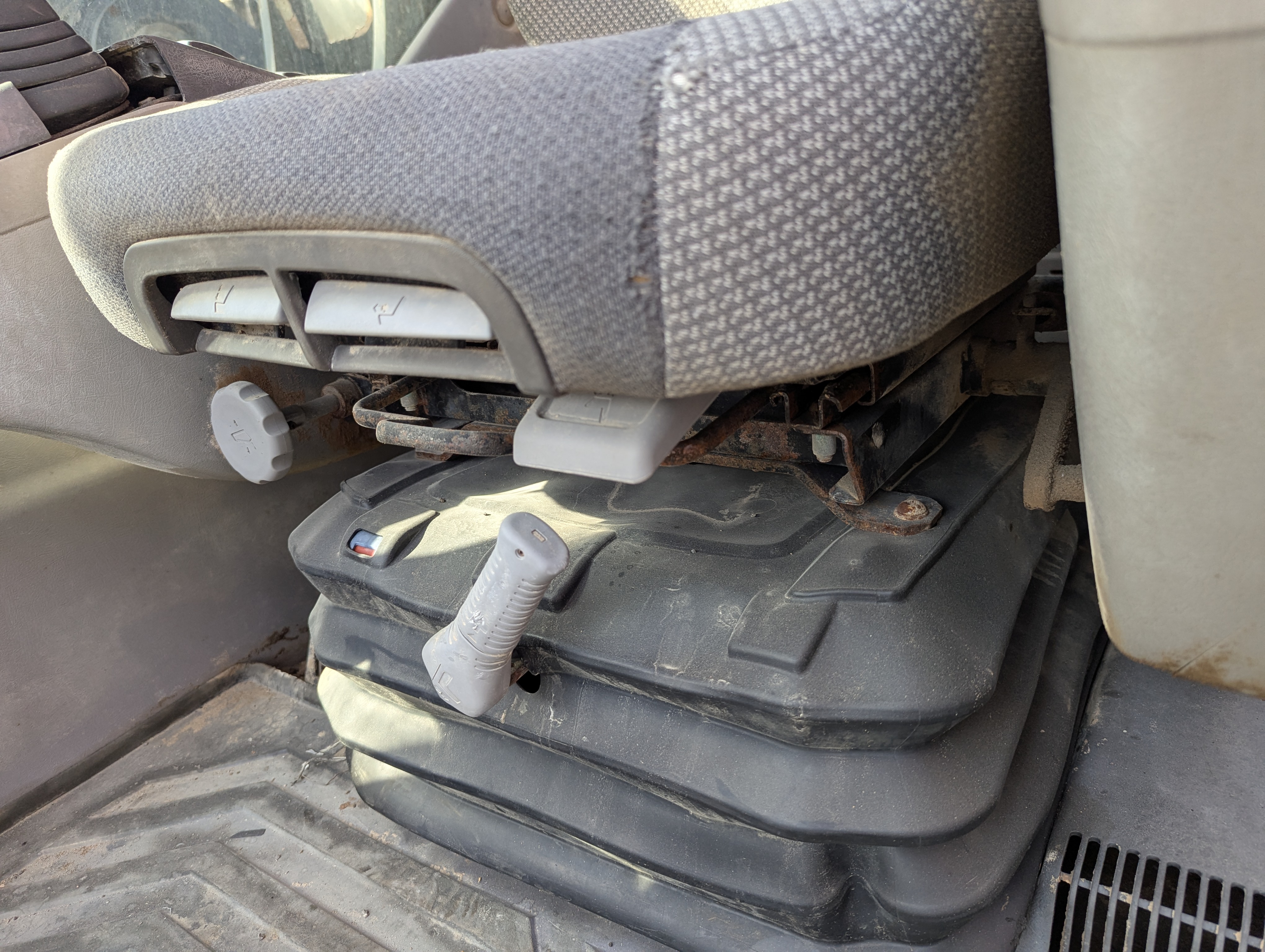 LEX-009-Volvo-EC480DH-Large-excavators-inspection-Cabin-Seats/armrests-1